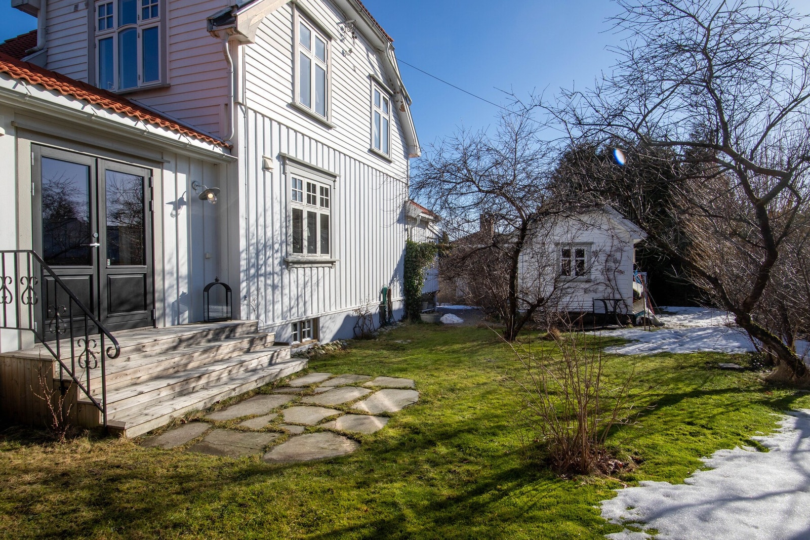 Her er det rikelig med boltreplass for både små og store, og eiendommen byr på flere hyggelige sitteplasser hvor man kan nyte gode solforhold gjennom dagen. Galleribilde