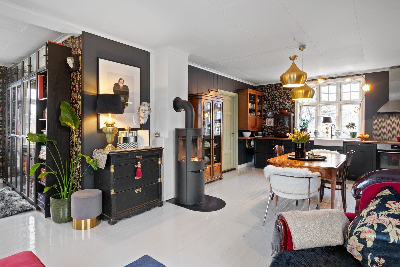 Stuen er utstyrt med både peisovn og en luft-til-luft varmepumpe fra 2015. Galleribilde