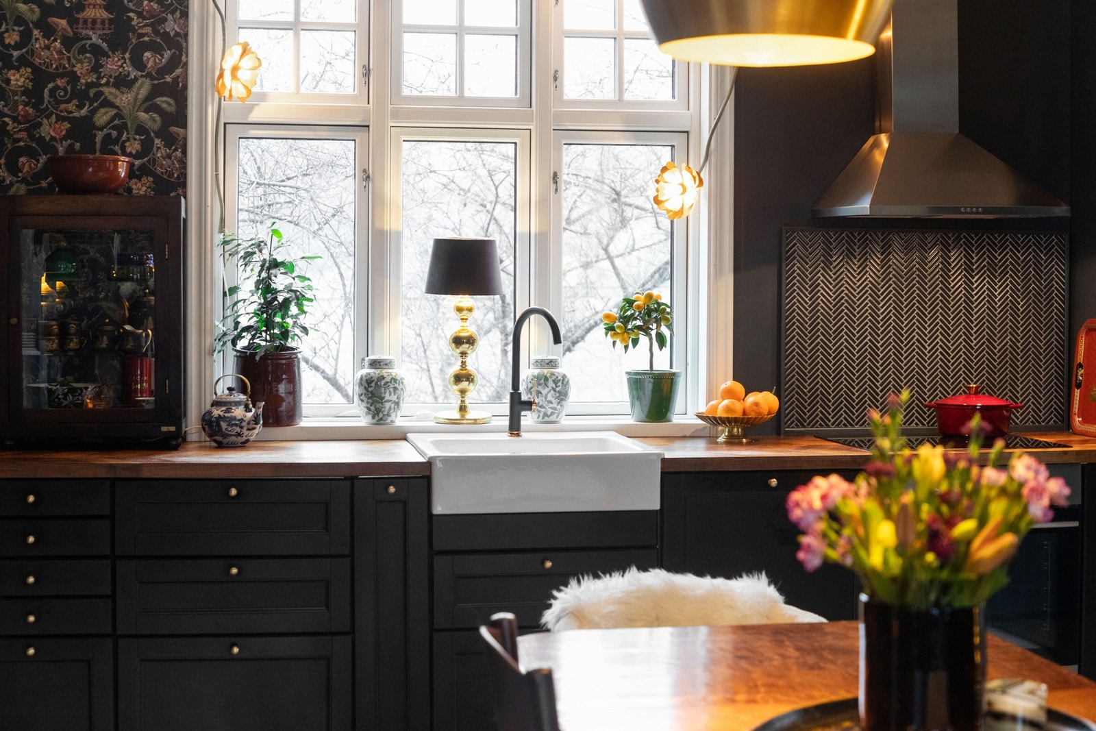 Kjøkkenet er utstyrt med integrert oppvaskmaskin, stekeovn og induksjonstopp, samt ventilator, benkestikk og god arbeidsbelysning. Galleribilde