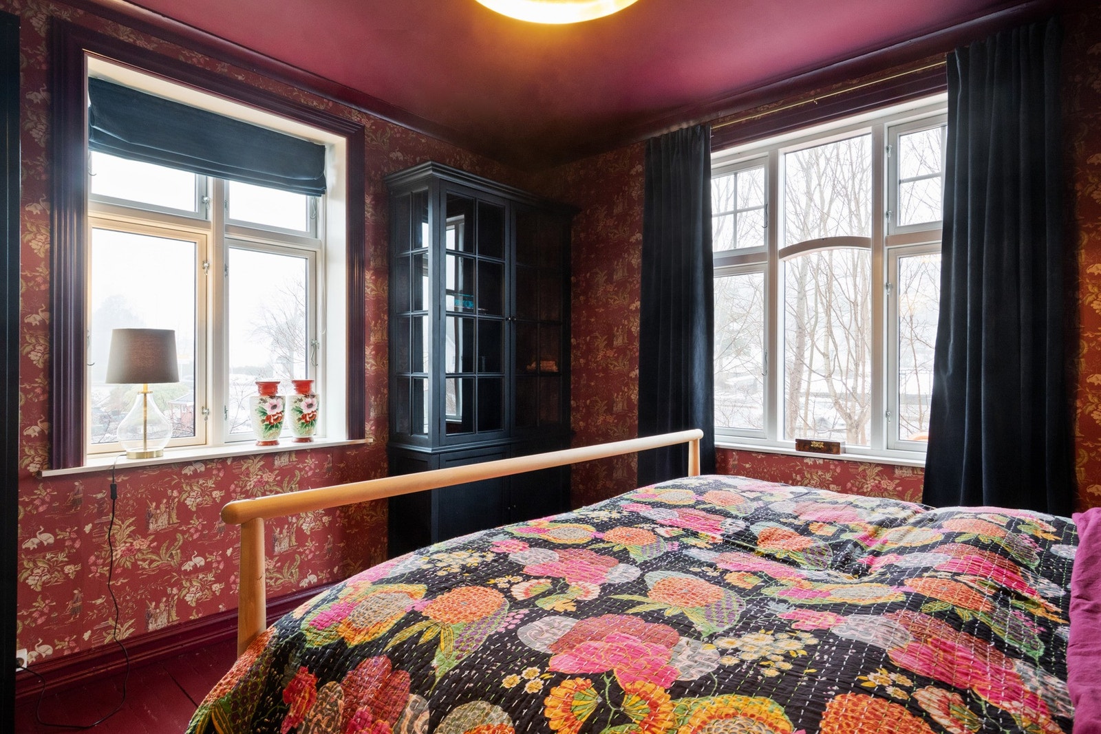 Hovedsoverommet skiller seg ut med rød, mønstret tapet på veggene, samt gulv og himling malt i en matchende fargetone. Galleribilde