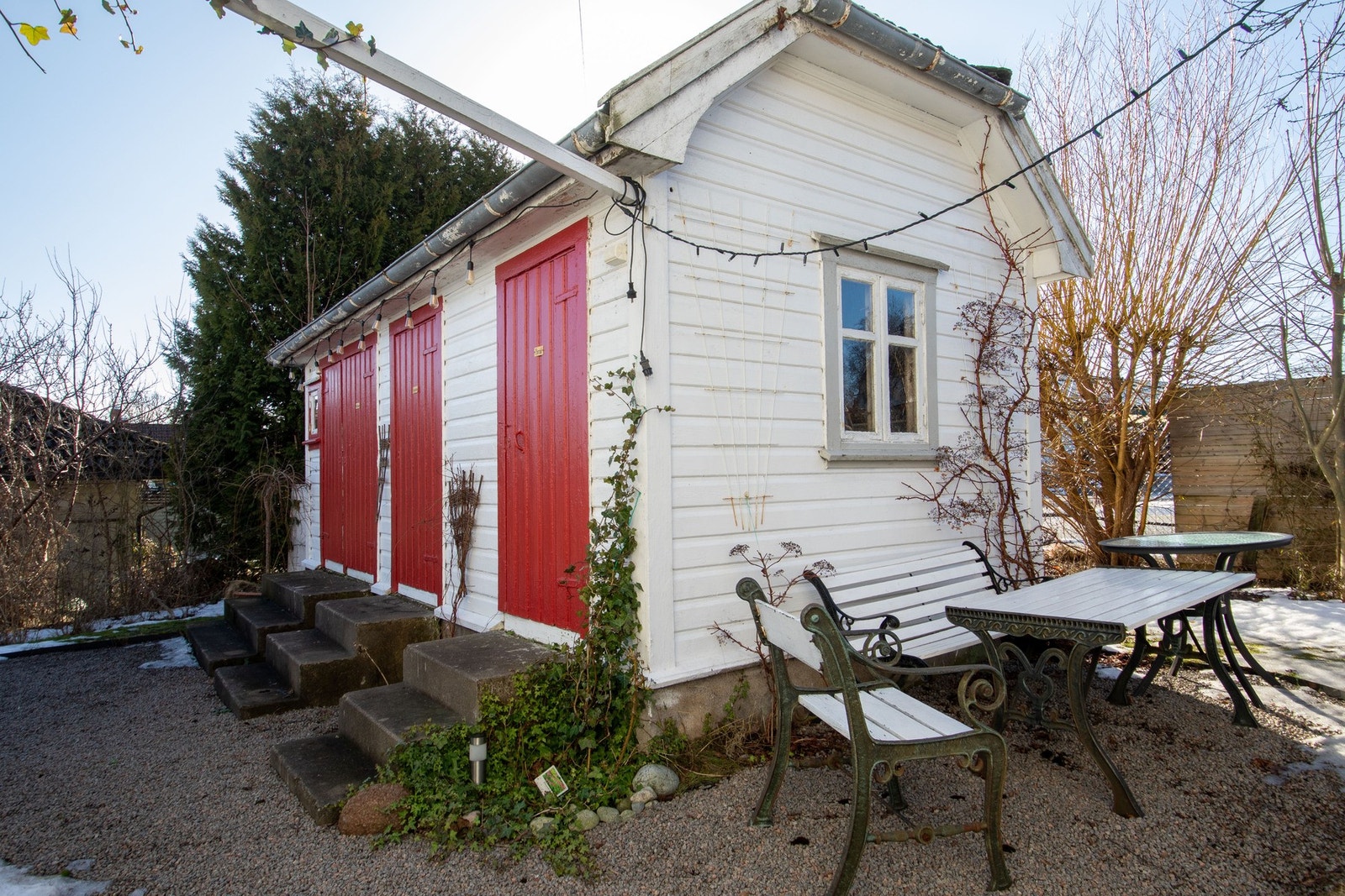 Uteområdet er frodig og idyllisk, og egner seg godt for både rolige dager i solen og hyggelige sammenkomster. Galleribilde