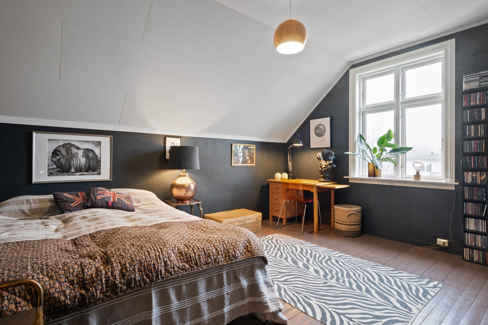 Soverommene har store sprossevinduer som gir fint, naturlig lysinnslipp, og to av rommene har plass til dobbeltseng. Galleribilde