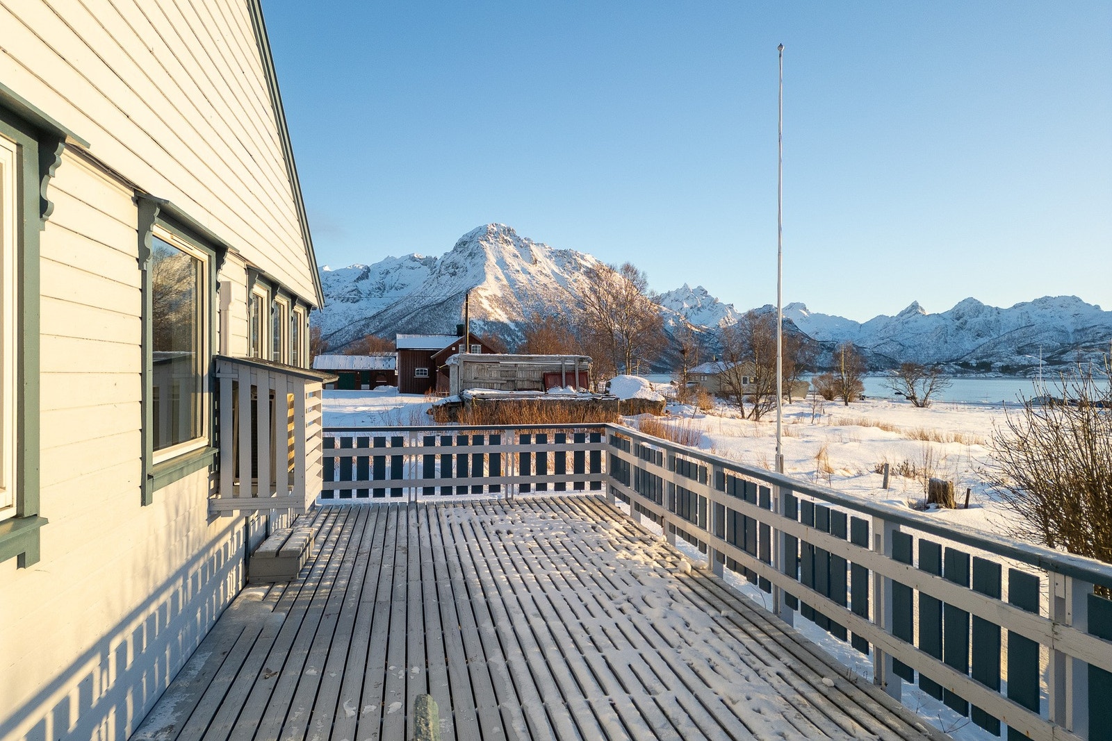 På terrassen nyter du nydelig utsikt og god solgang Galleribilde