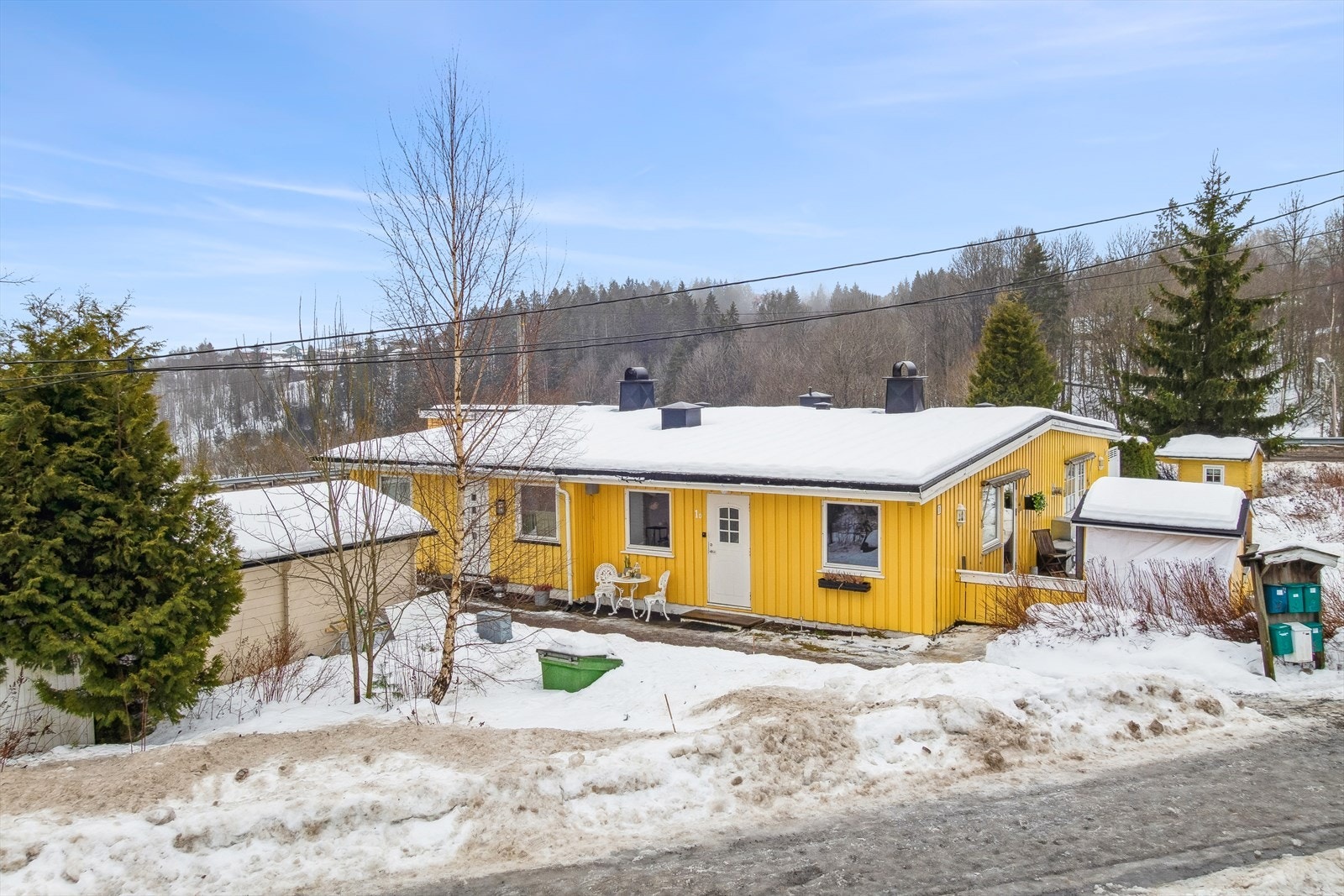 Dette er et 2-roms rekkehuset på én flate med trappefri adkomst og sentral beliggenhet på Slattum Galleribilde