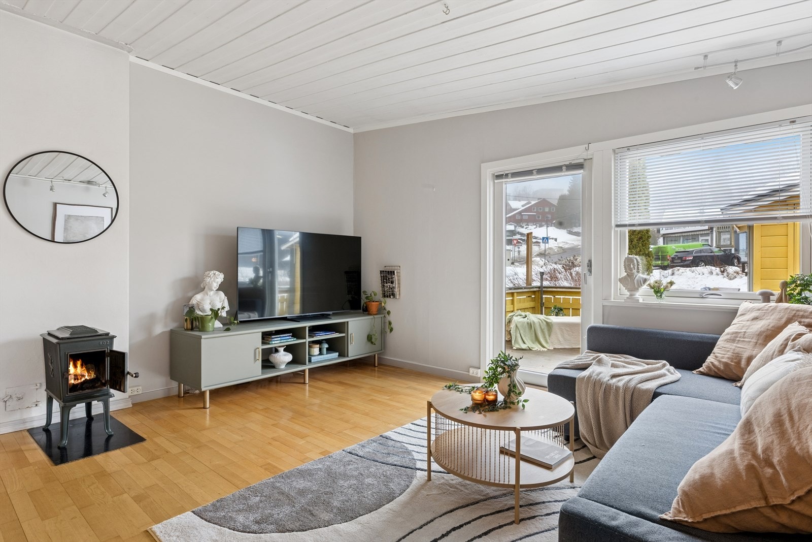 De malte gipsveggene fra 2025 gir stuen et friskt og tidløst uttrykk Galleribilde