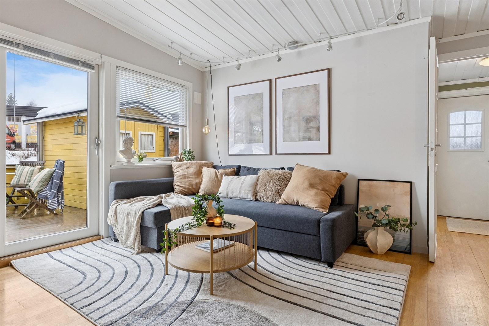 Utgang til en romslig og solrik veranda Galleribilde