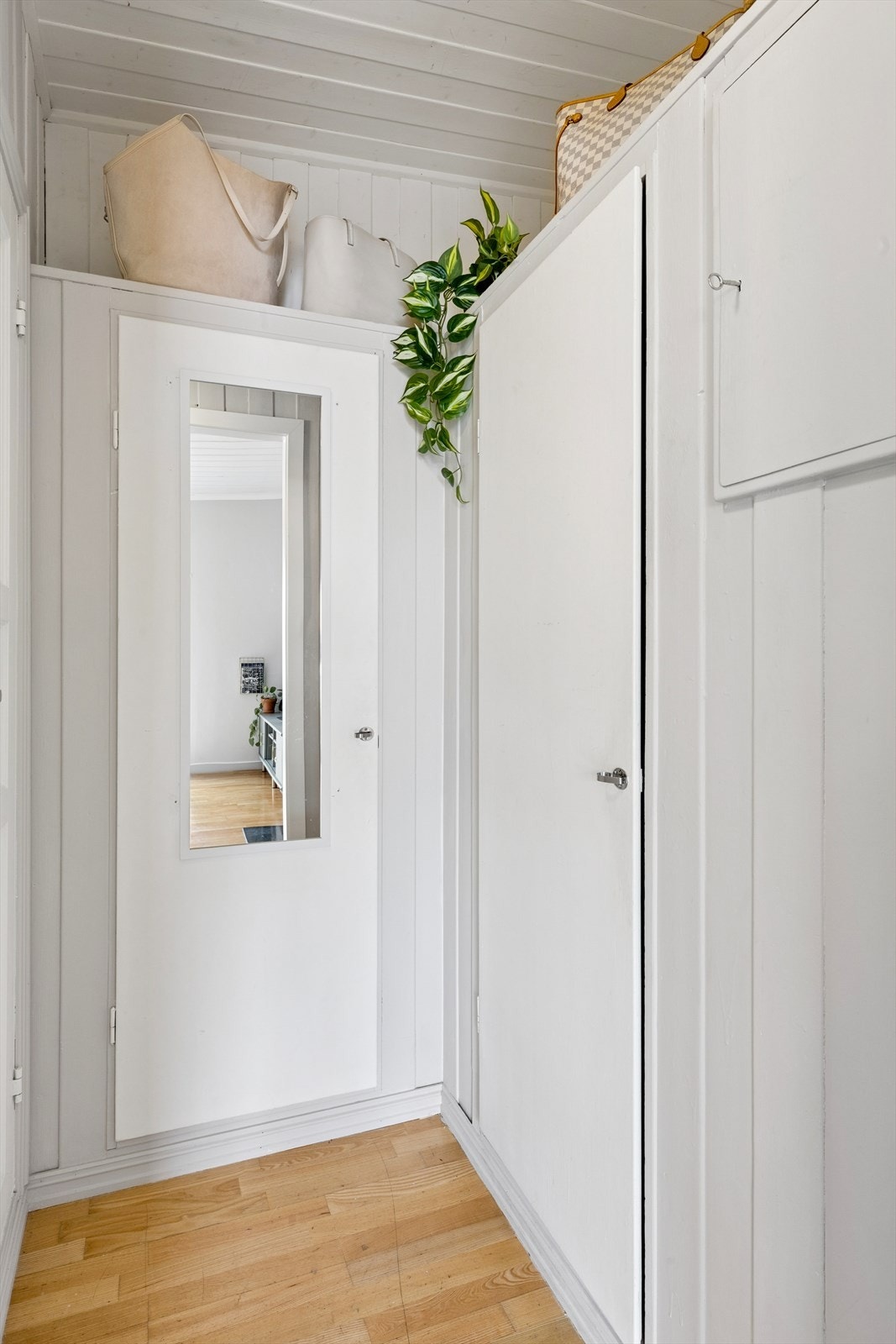 Gode lagringsmuligheter i gangen utenfor badet Galleribilde