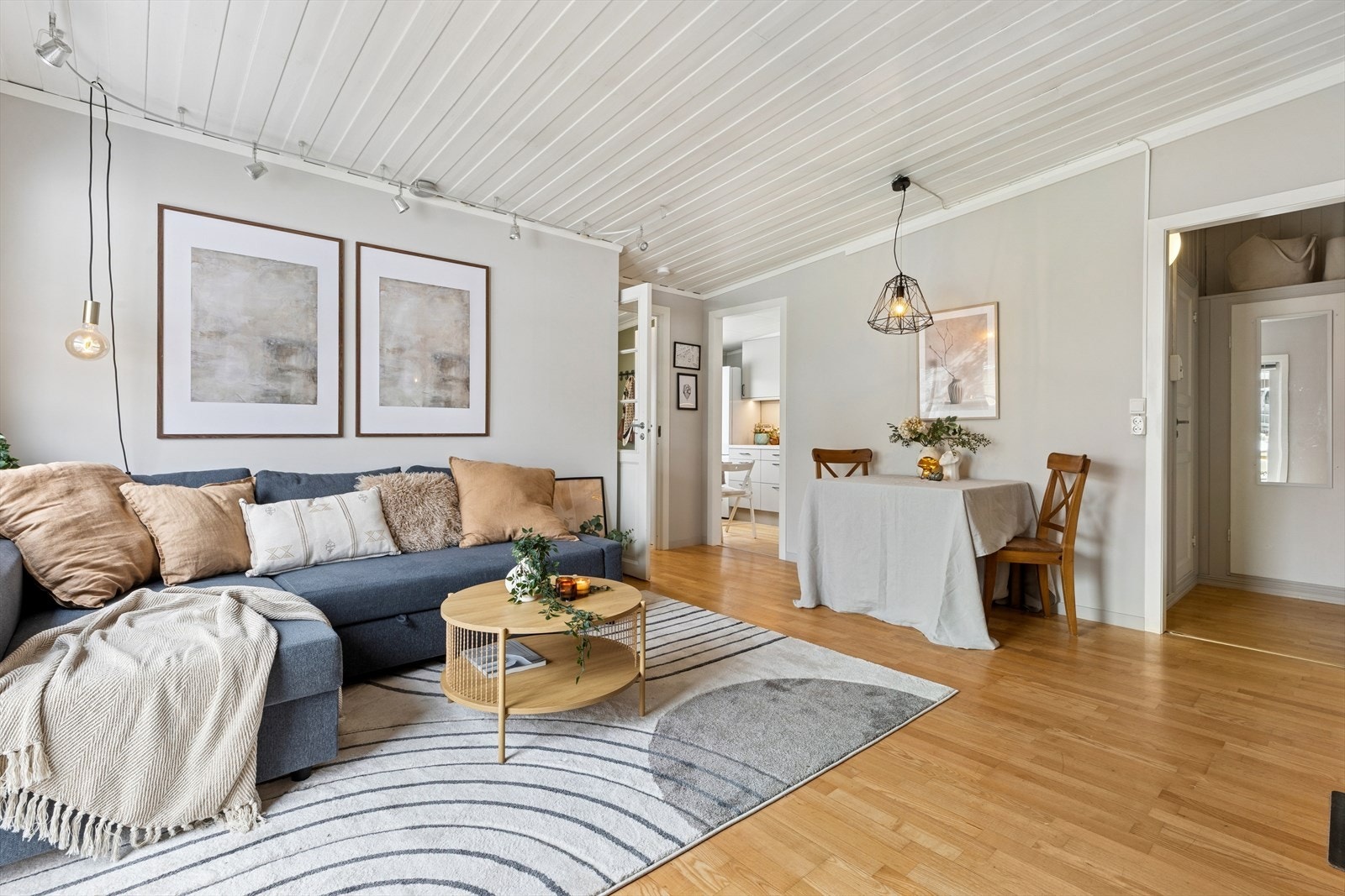 Stuen har god plass til både sofakrok og et mindre spisebord Galleribilde