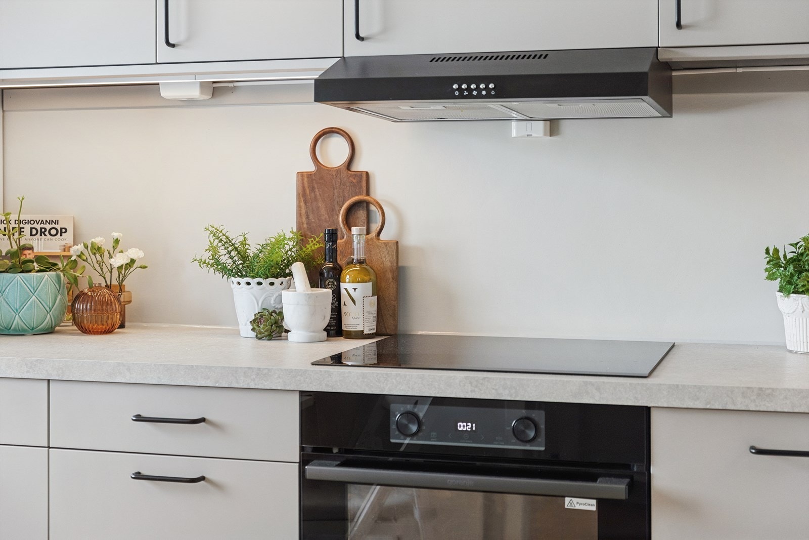 Her finner du integrerte hvitevarer som oppvaskmaskin, induksjonstopp, stekeovn og komfyrvakt, samt kjøkkenventilator med avtrekk ut Galleribilde