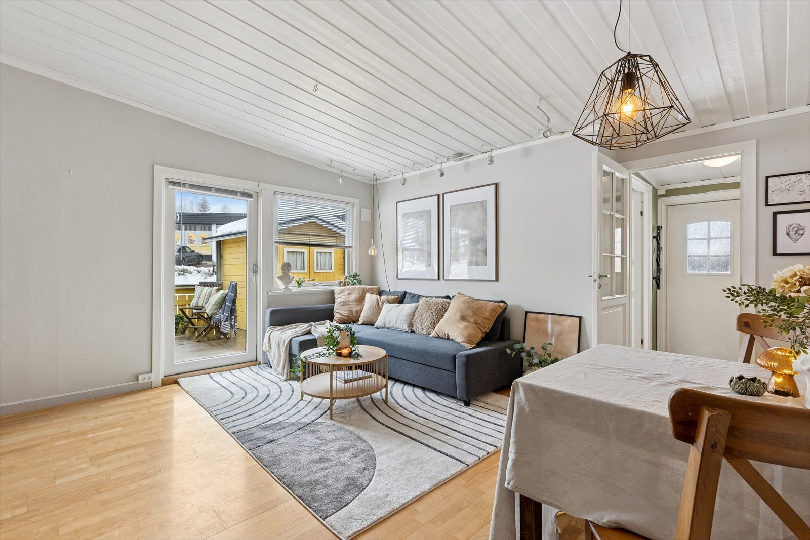 Dette sjarmerende rekkehuset fremstår i en lun og hyggelig fargepalett som gir boligen en gjennomgående behagelig atmosfære Galleribilde