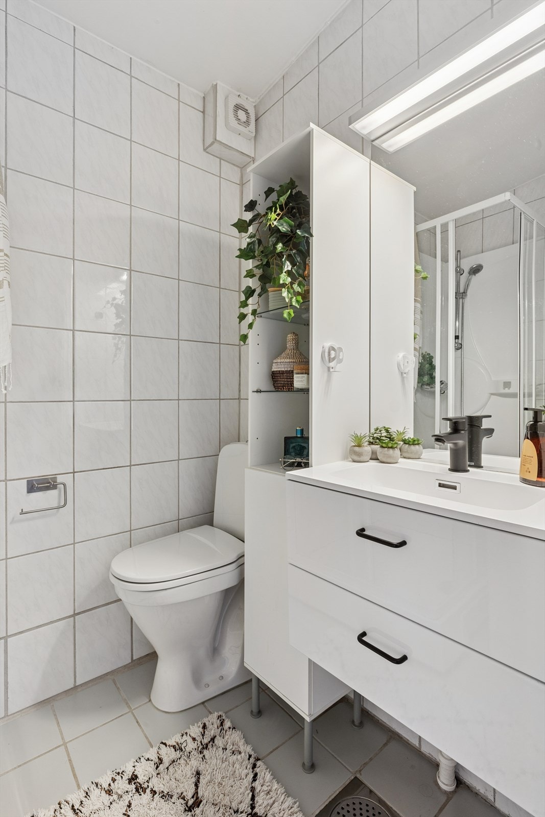 Badet er flislagt og har behagelig gulvvarme Galleribilde