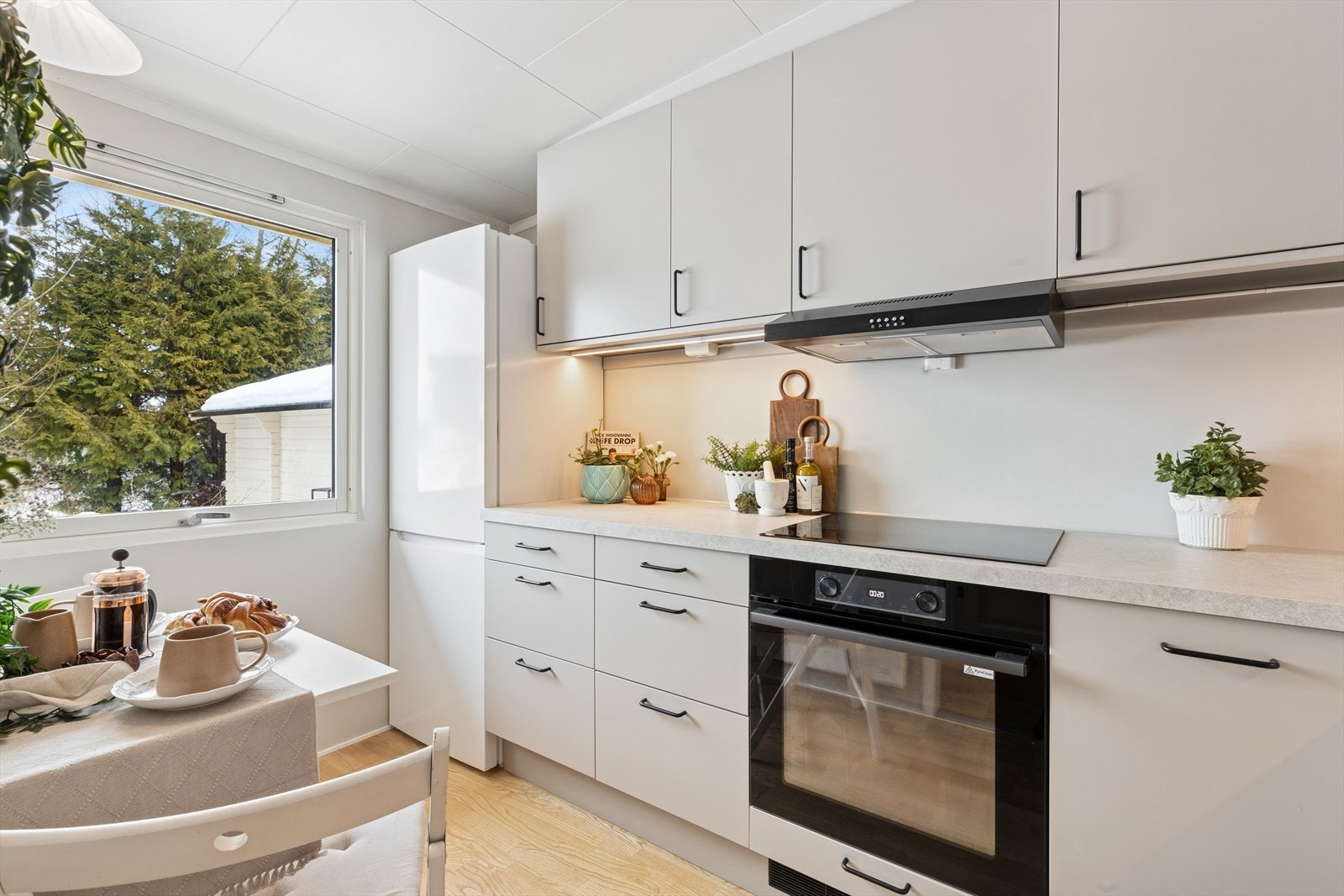 Kjøkkenet ble totaloppusset i 2026 og fremstår moderne og lekkert Galleribilde