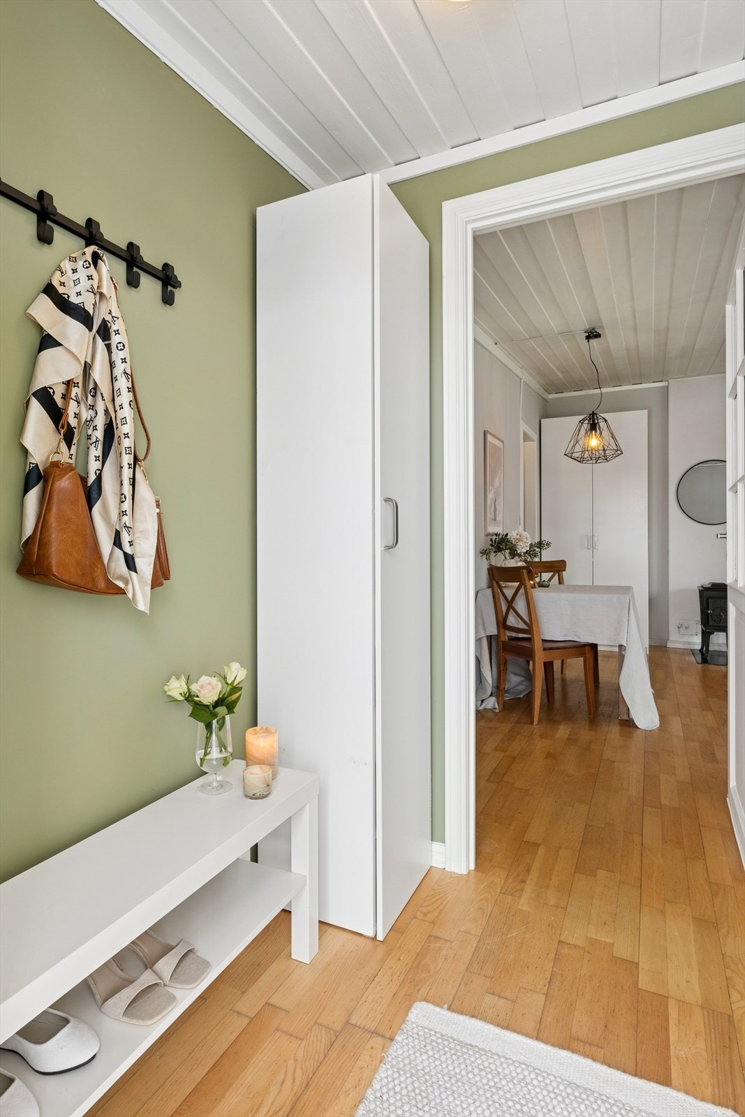Entréen har plass til både yttertøy og oppbevaring i skap Galleribilde