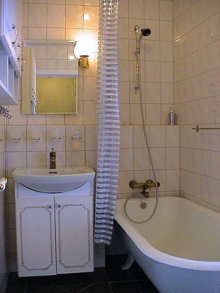 Det eldste badet har badekar. Det er nå bygd et nytt og tredje bad Galleribilde