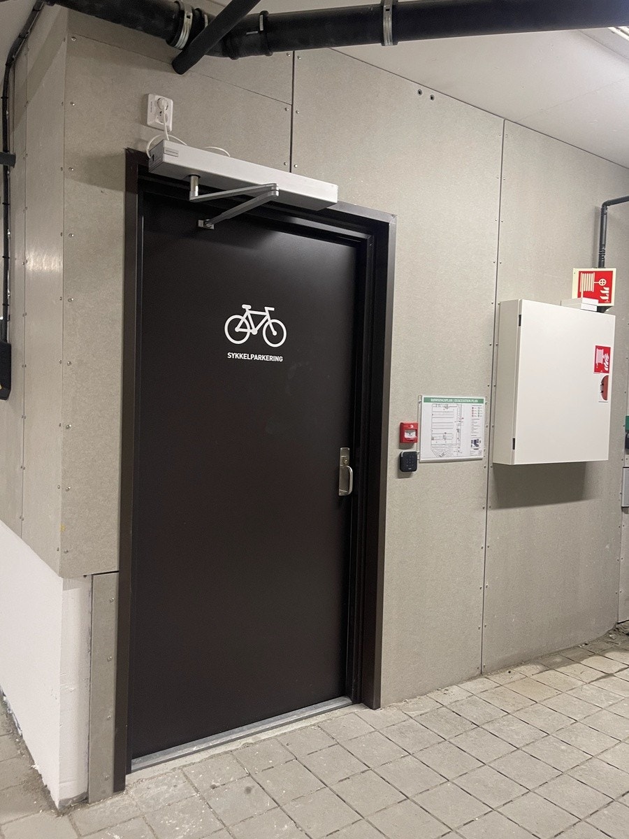 Sykkelparkering i kjeller Galleribilde