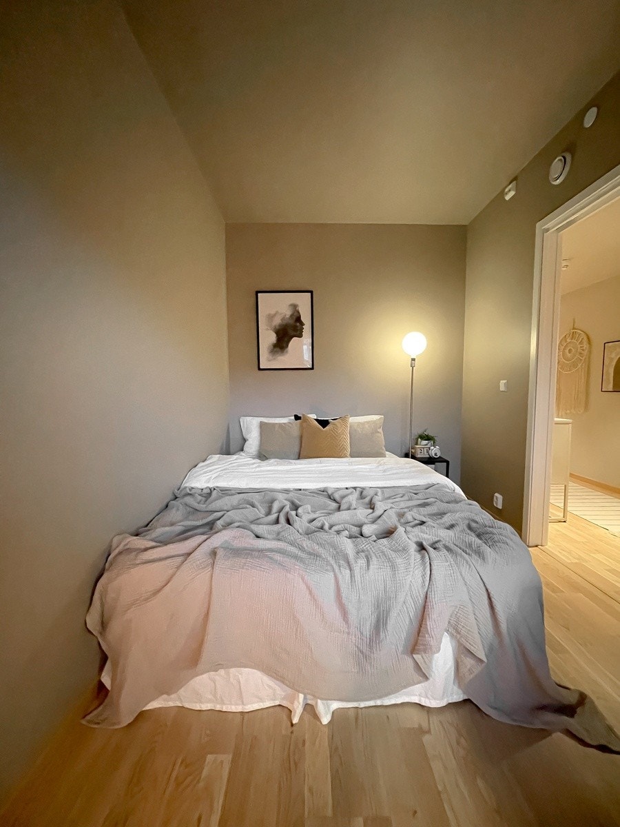 Sengen her er 1.60 cm for å vise at det er plass til et par. Galleribilde