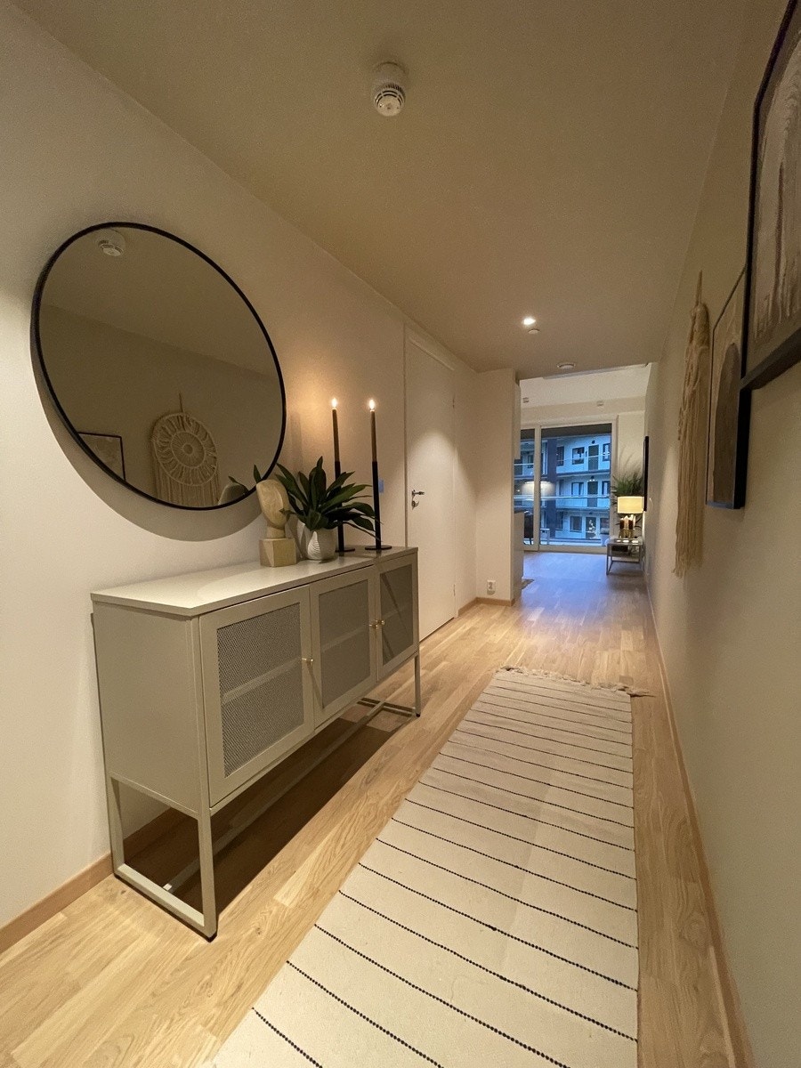 Romslig gang med plass til garderobe/kommoder Galleribilde