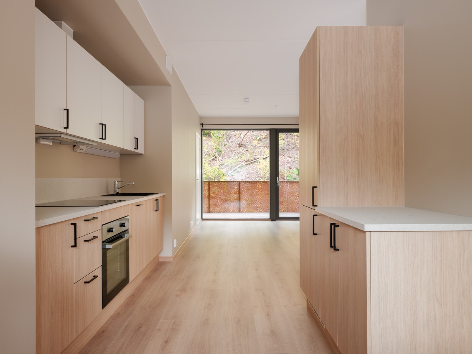 Rikelig med skap- og benkeplass Galleribilde