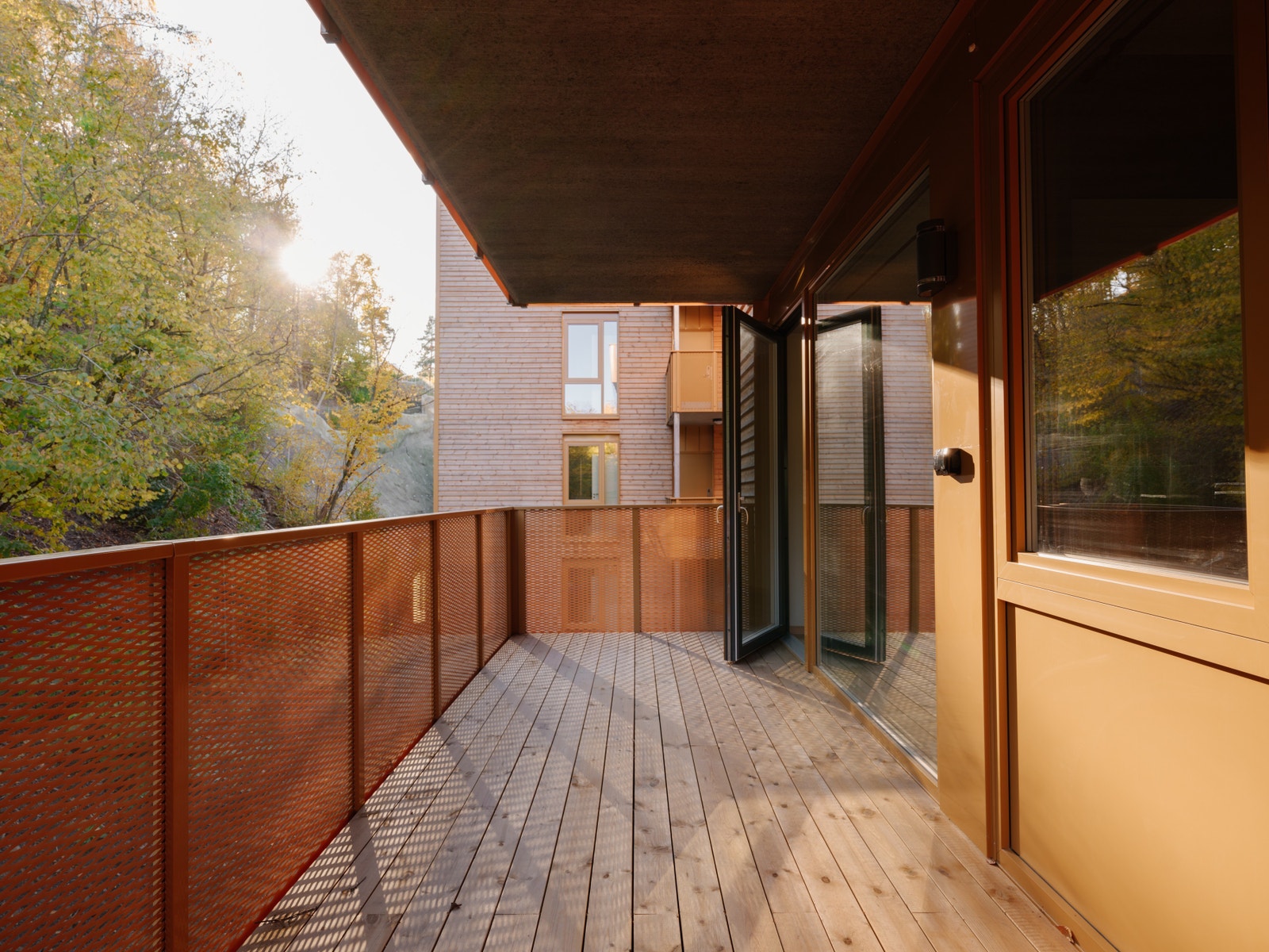 Stor sydvendt balkong på ca. 10 kvm med god plass til utemøbler Galleribilde