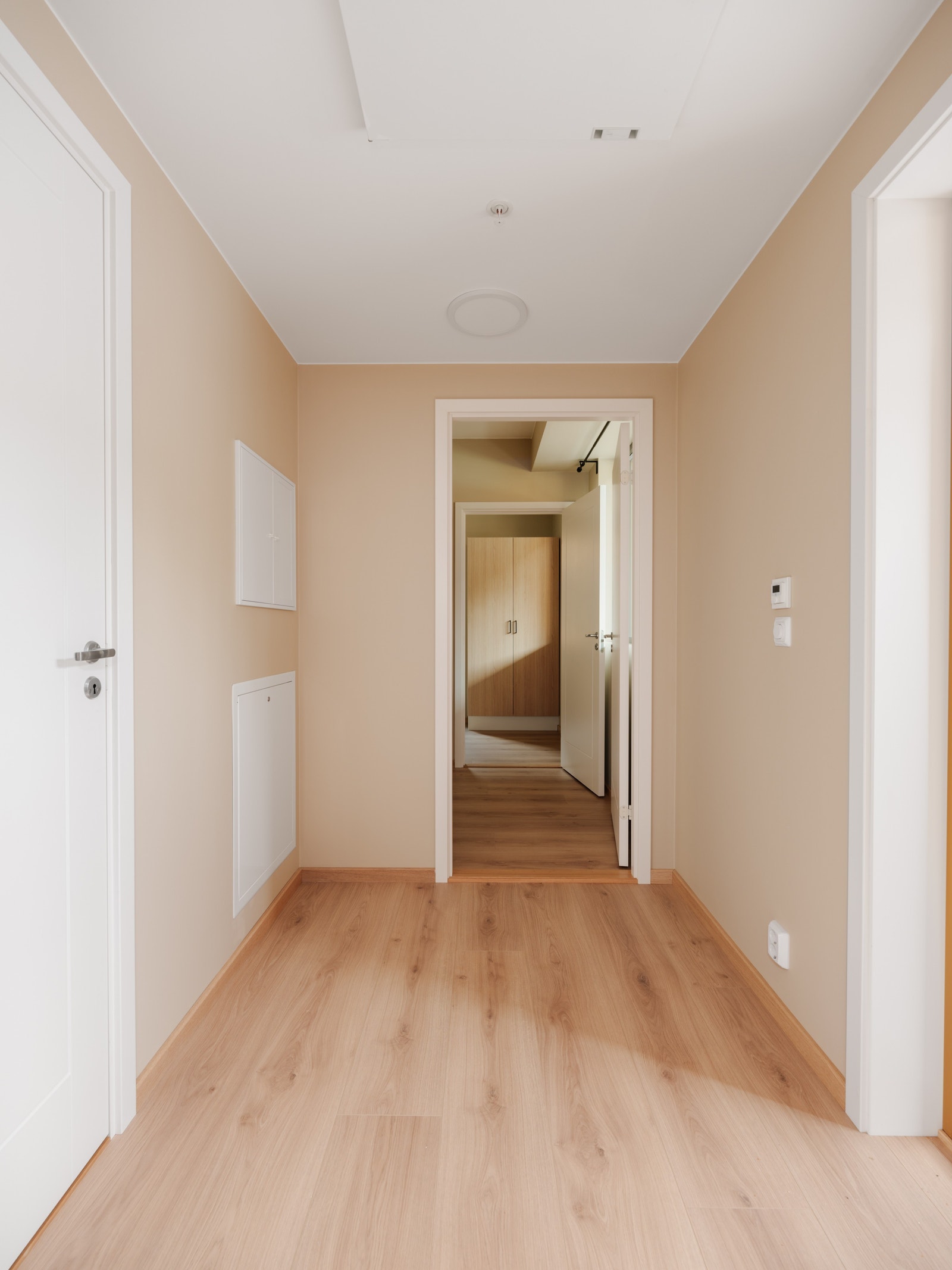 Entré med god plass til å sette opp ekstra skap for oppbevaring Galleribilde