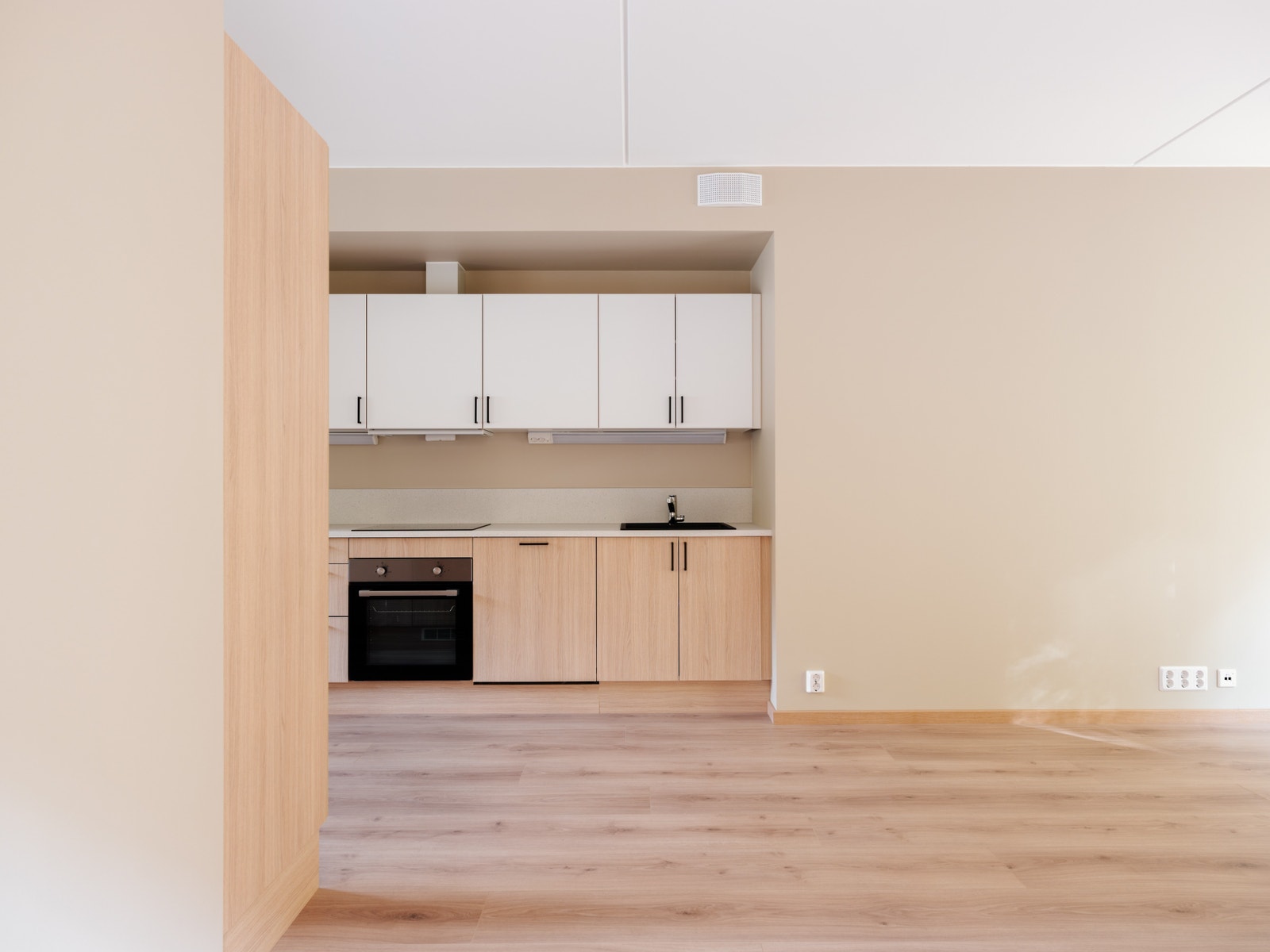 Lekkert Designa kjøkken med alle hvitevarer integrert Galleribilde