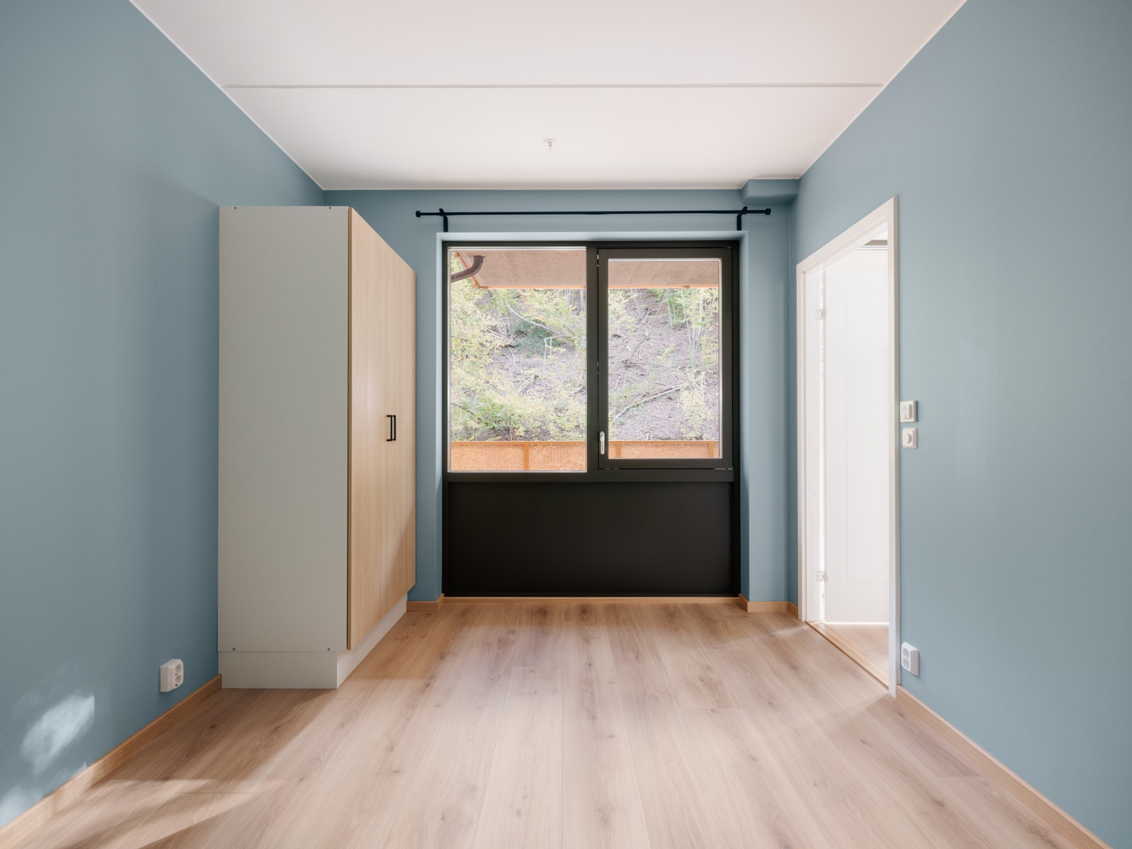 Lyst og lunt hovedsoverom av god størrelse. God plass til dobbeltseng Galleribilde