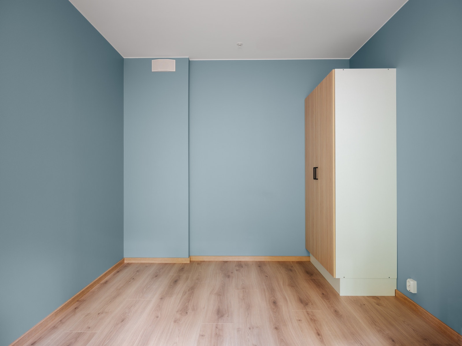 To medfølgende garderobeskap Galleribilde