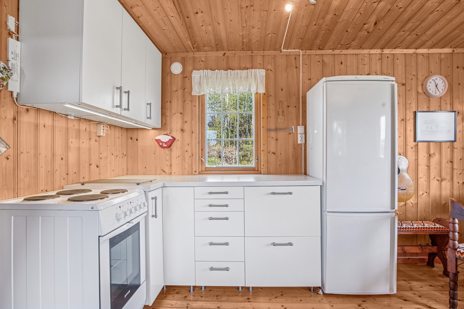 Pen og nyere kjøkkeninnredning fra IKEA. Hvitevarene medfølger i handelen. Galleribilde