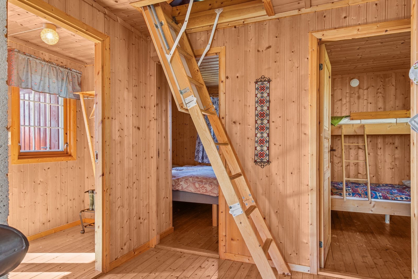 Hytta inneholder to soverom. Legg merke til hemsen som også kan utnyttes. Galleribilde