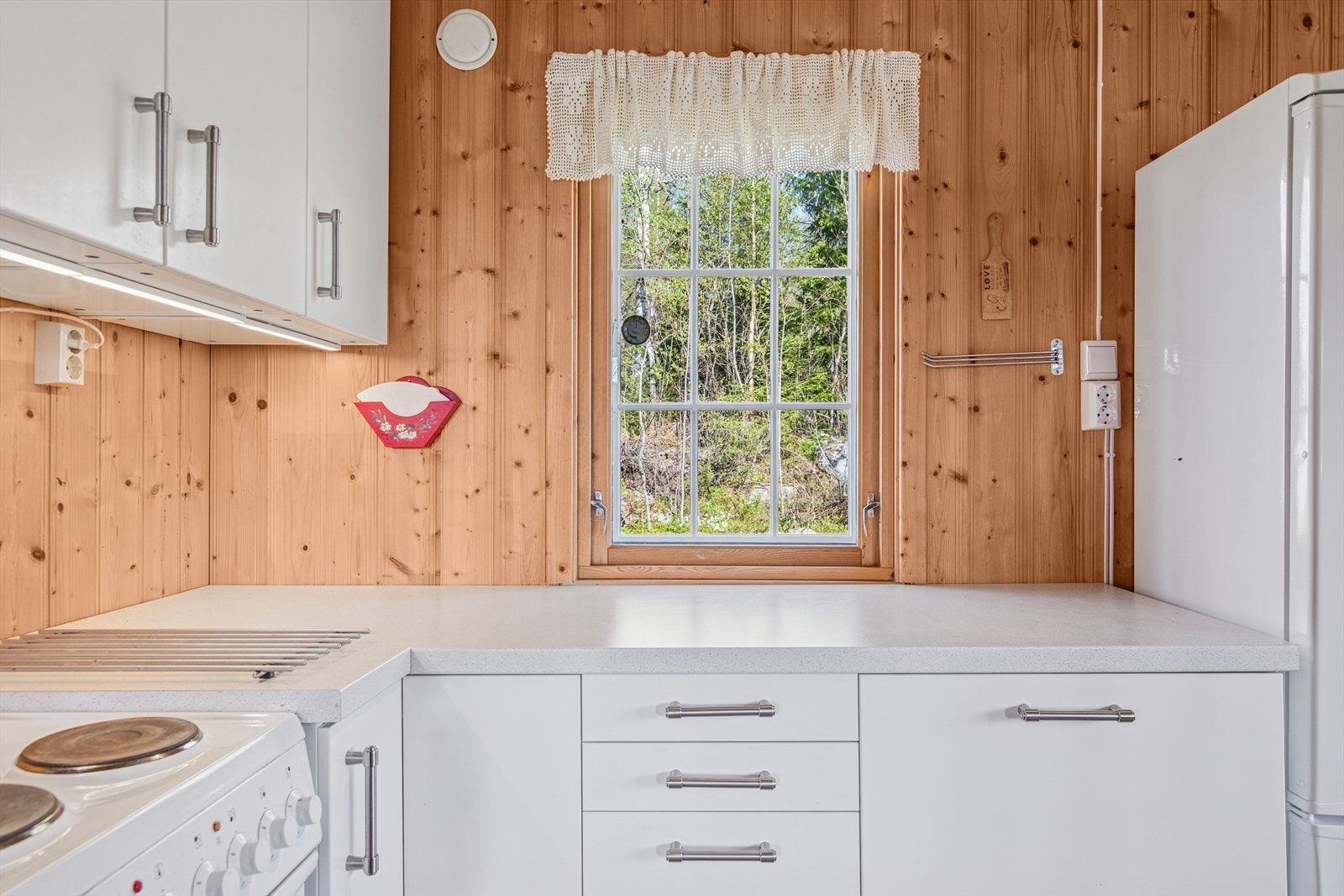 Markblomster. Modne bær. Sprellfersk fisk. Ta naturen med inn og tilsett din egen vri. Nyt duftene, smakene og det gode hyttelivet. Galleribilde