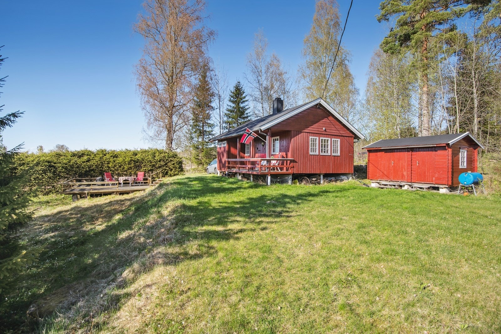 Hytta tilbyr en usjenert og idyllisk beliggenhet - perfekt for deg som ønsker å koble av fra hverdagens stress og nyte naturens ro. Galleribilde