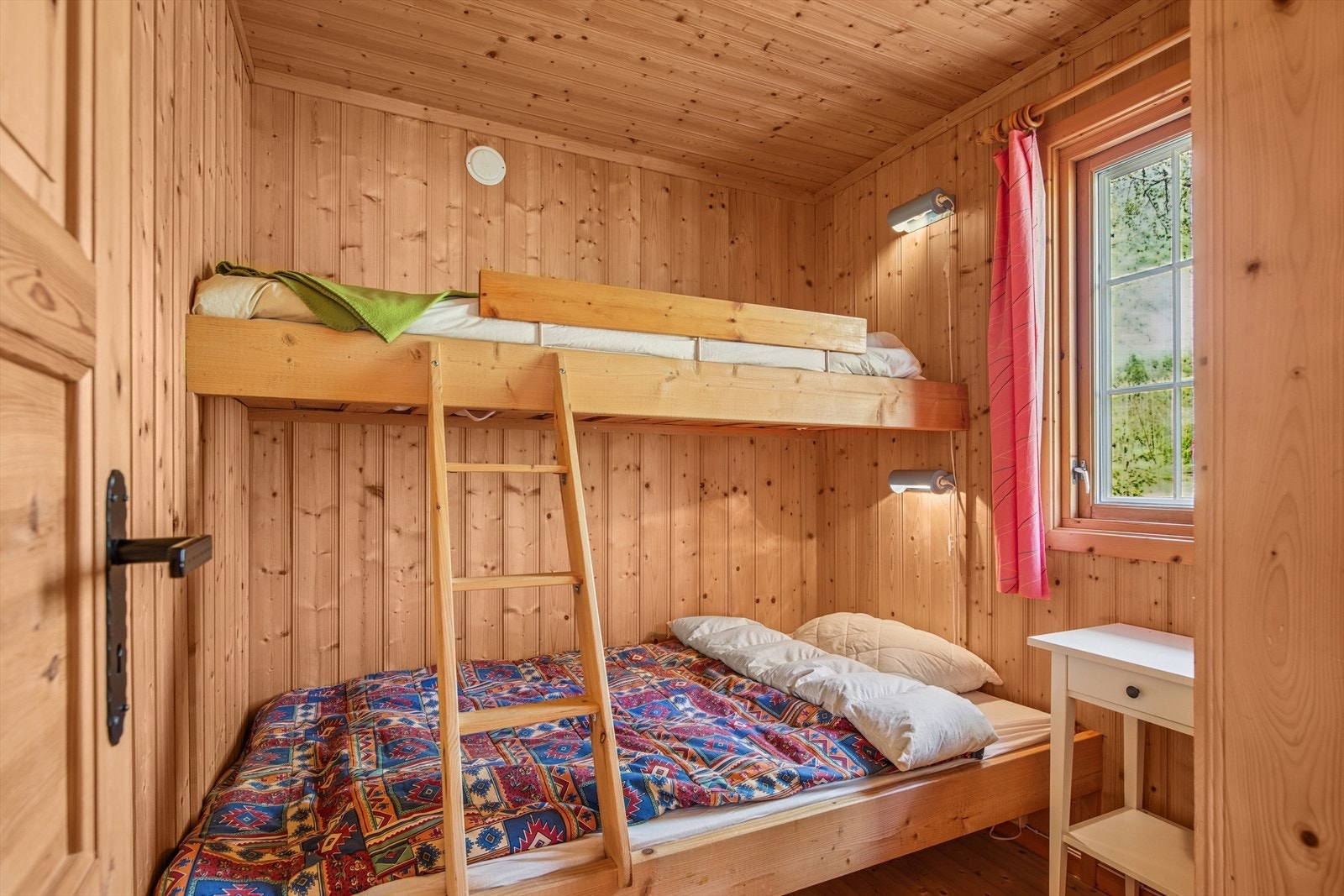 Soverom 2 er innredet med familiekøyeseng som gir tre sengeplasser. Galleribilde