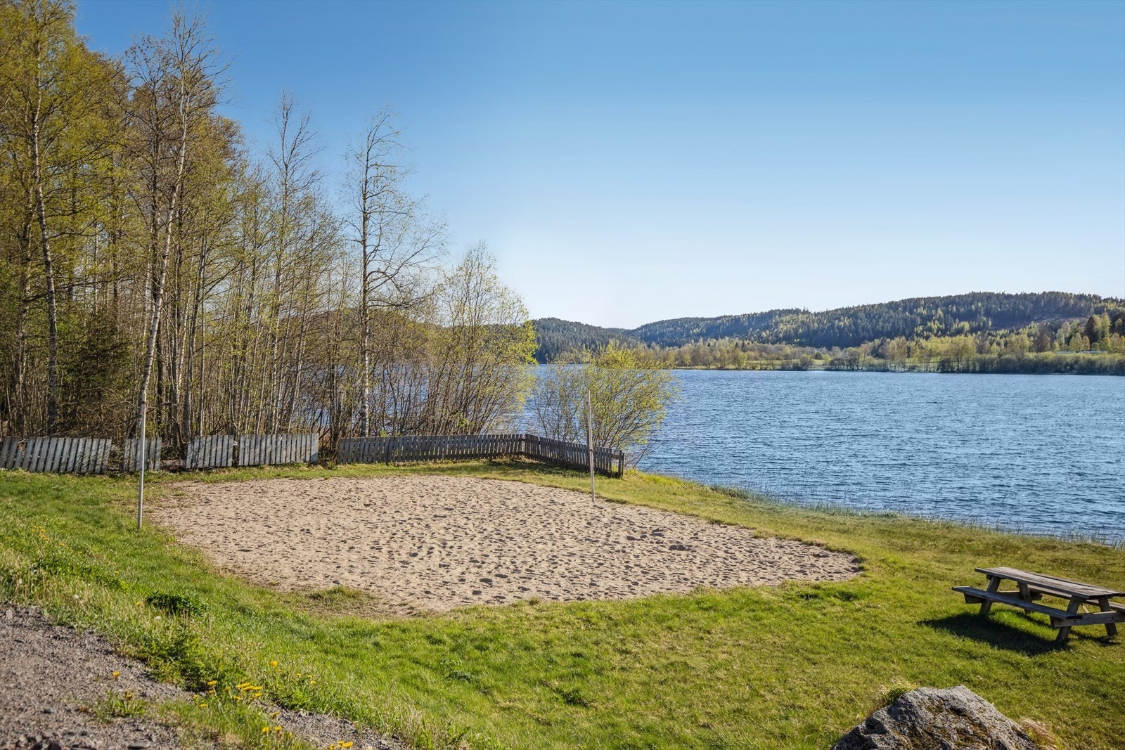 Ta sykkelen eller joggeskoene på og nyt en solrik dag ved vannet. Jolle og kano som er klare for sjøen medfølger i handelen. Galleribilde