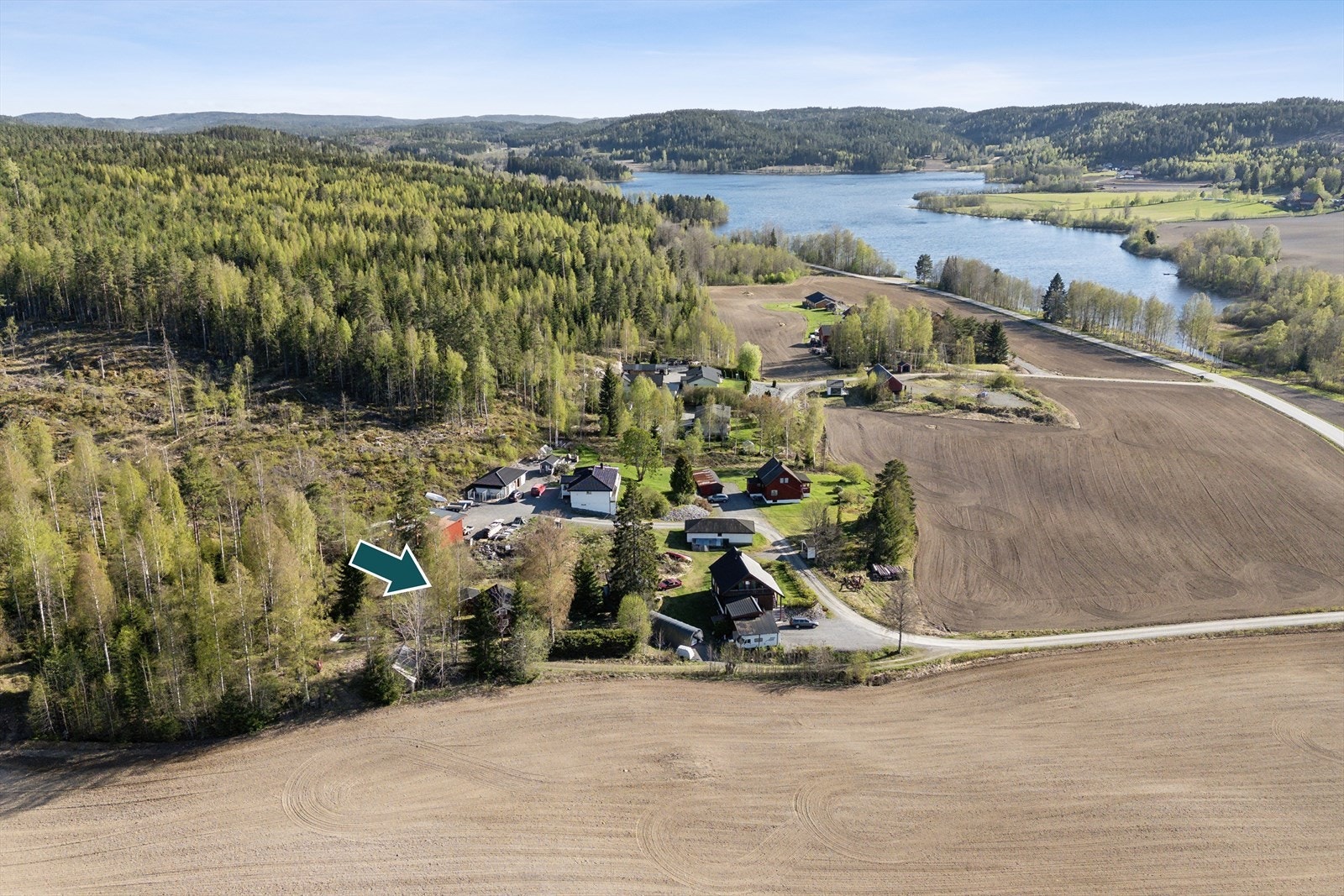 Tomten ligger i enden av veien så her er det ingen trafikk forbi. Galleribilde