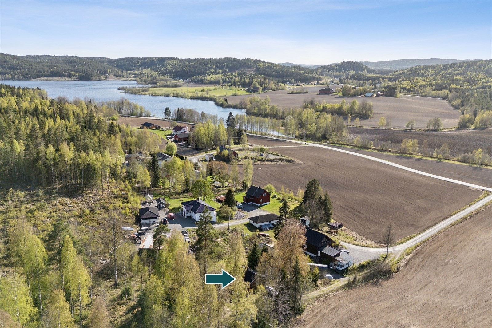 Tomten ligger i enden av veien så her er det ingen trafikk forbi. Galleribilde