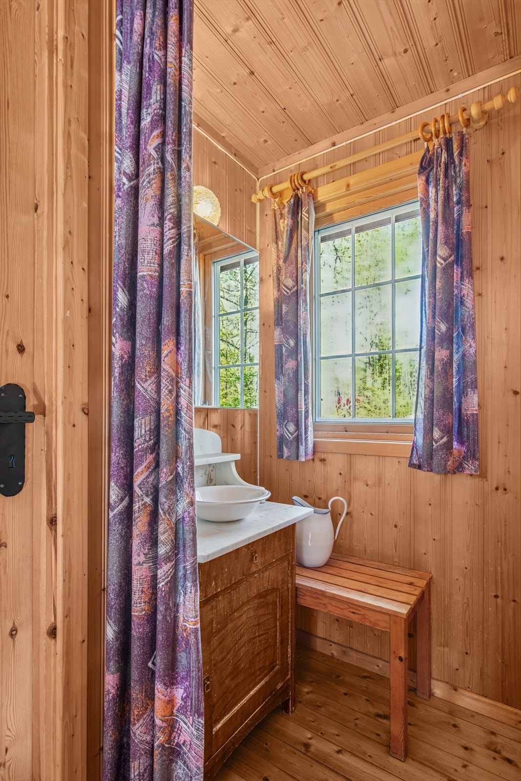 Avlukke til rom med vaskeservant. Galleribilde