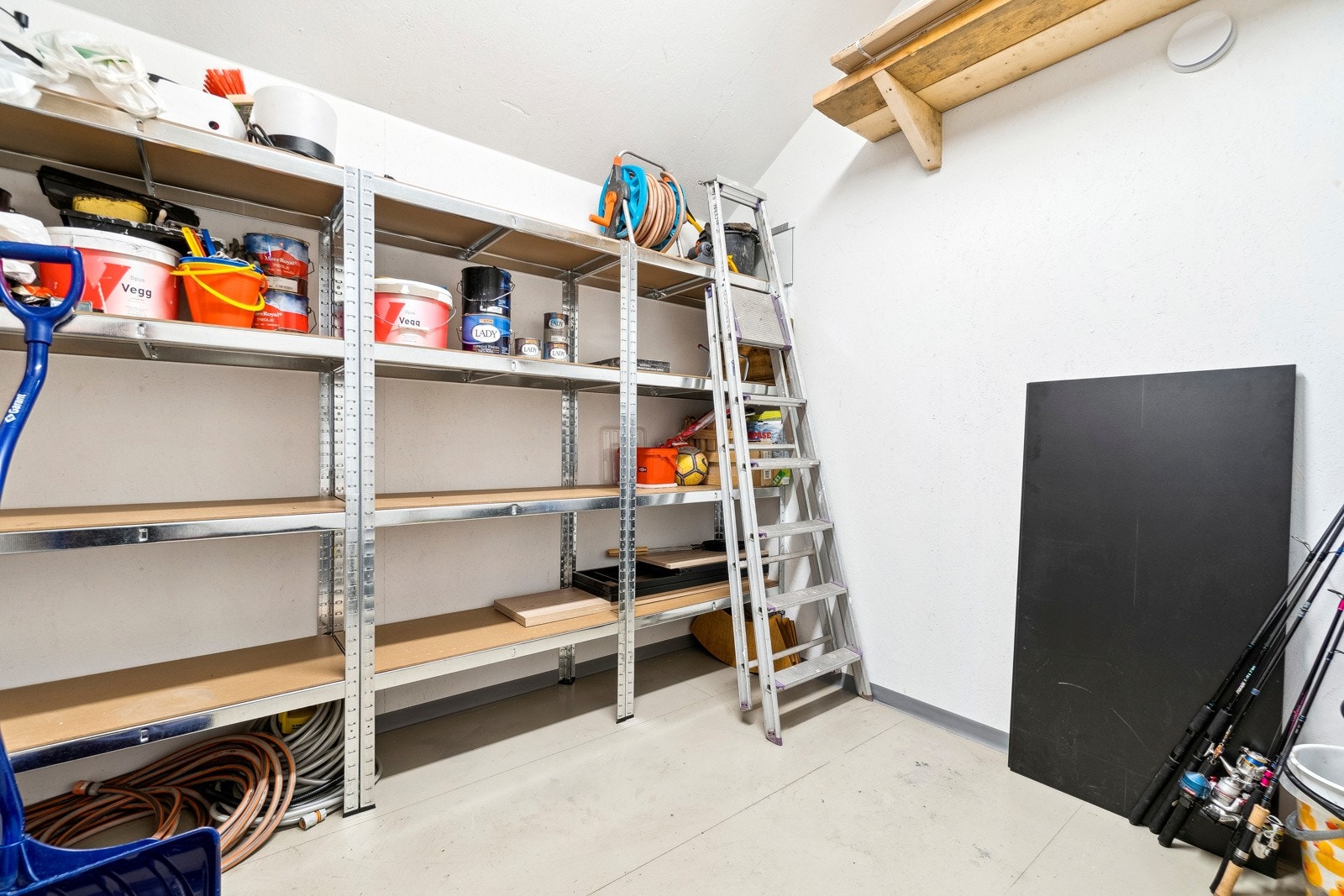 Frittstående bod ved inngangspartiet. Galleribilde