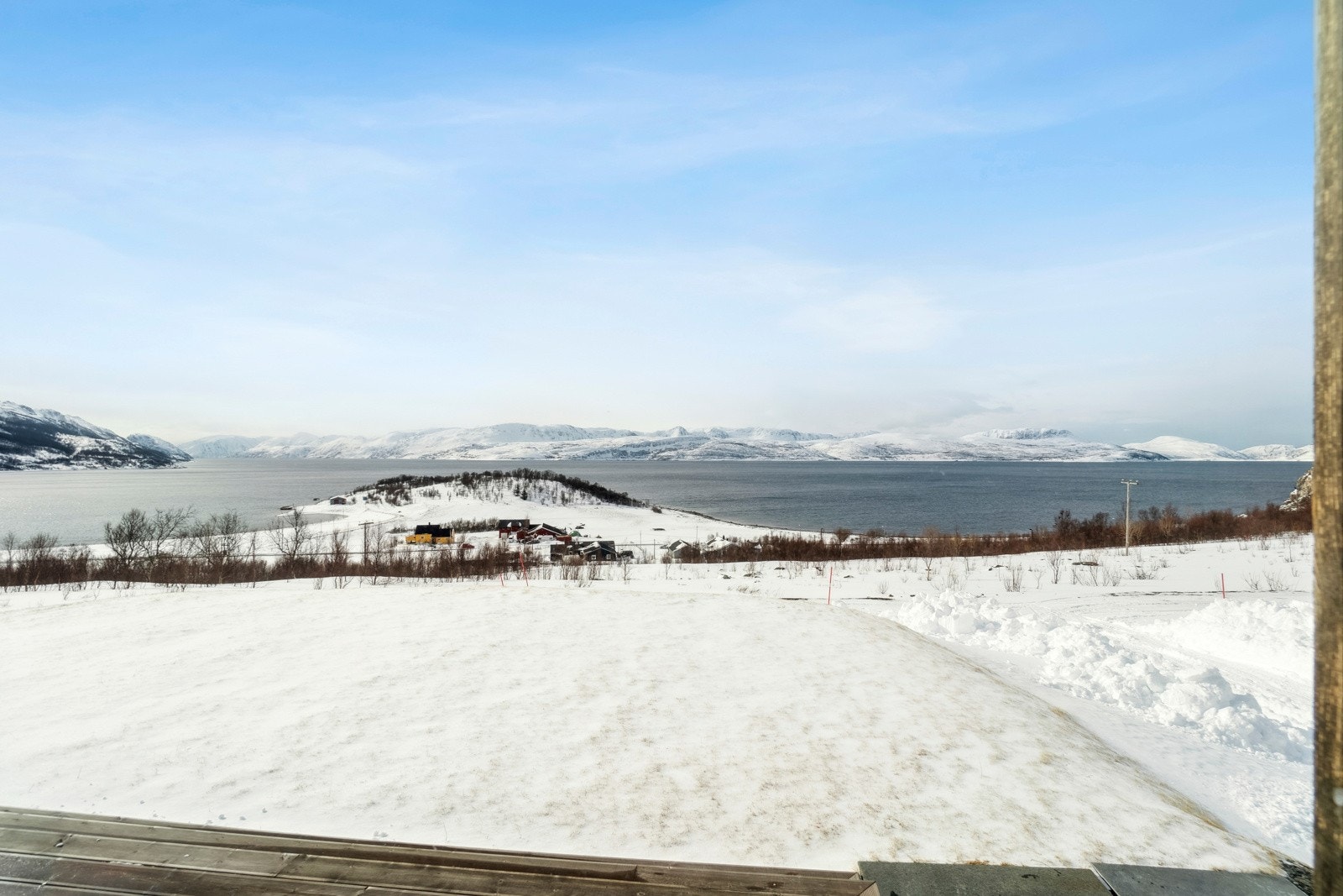 Eiendommen har en fantastisk sjøutsikt og en naturskjønn beliggenhet i et nyere hyttefelt. Galleribilde