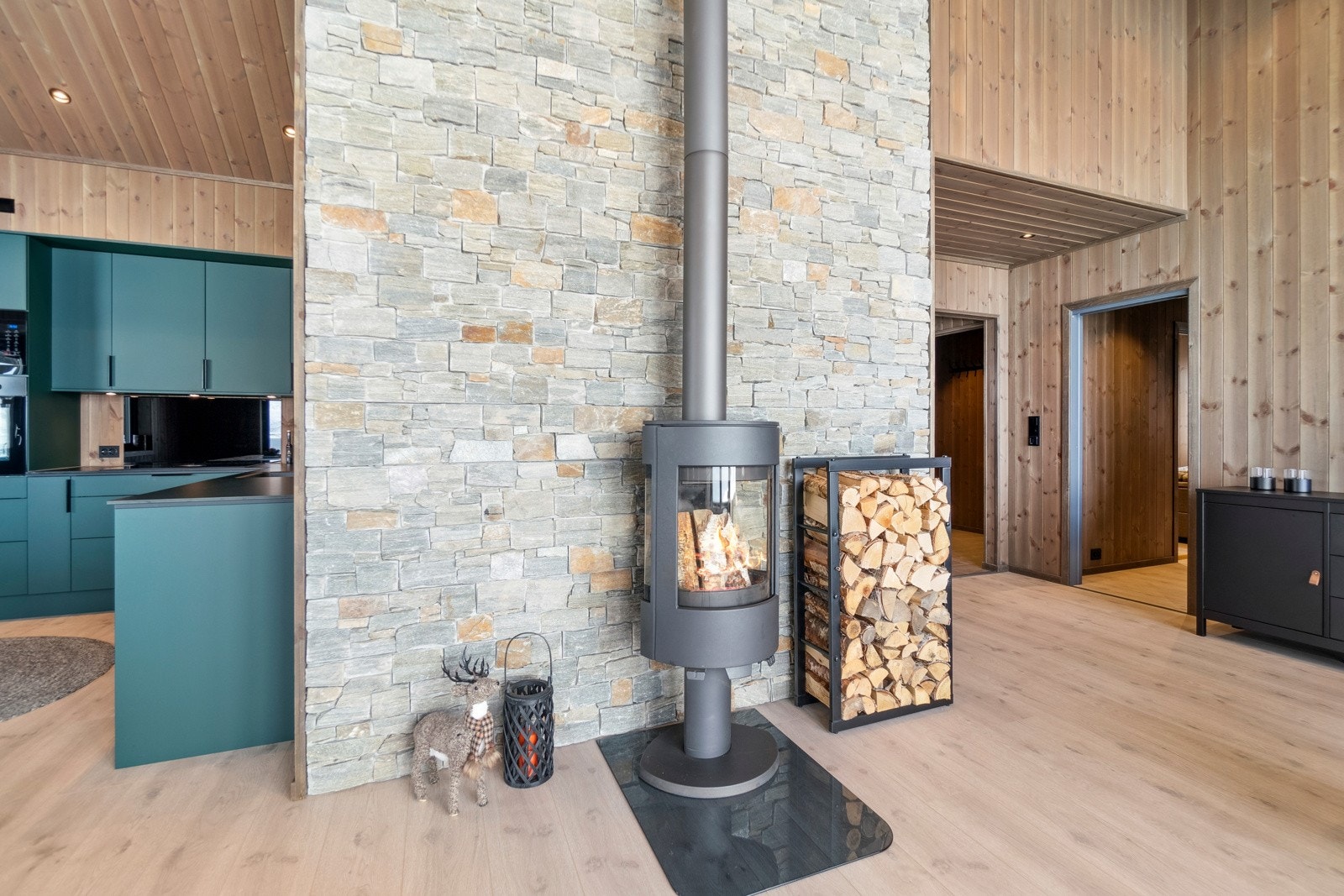 Sentrert i stuen er det en vedovn for hygge og varme på kaldere årstiider. Galleribilde