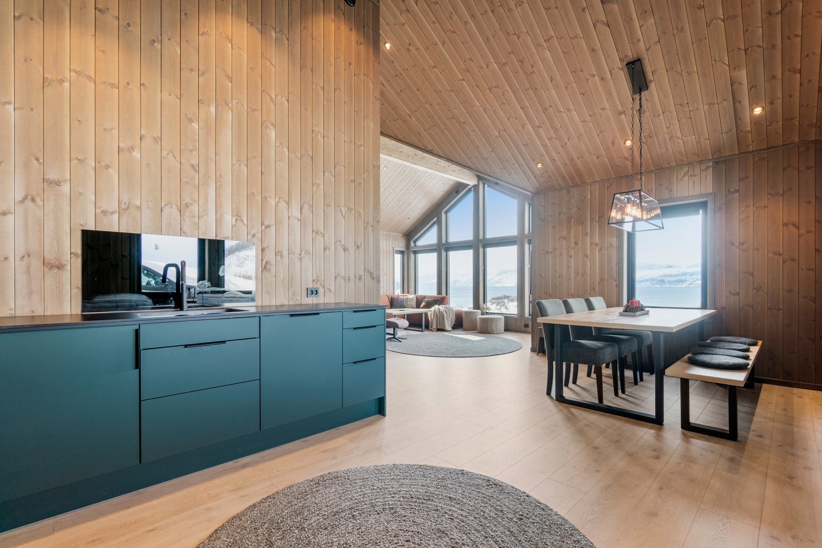 Her er hvitevarene integrerte, og i kombinasjon med fargevalgene fremstår kjøkkenet stilrent og tidløst. De integrerte hvitevarene medfølger. Galleribilde