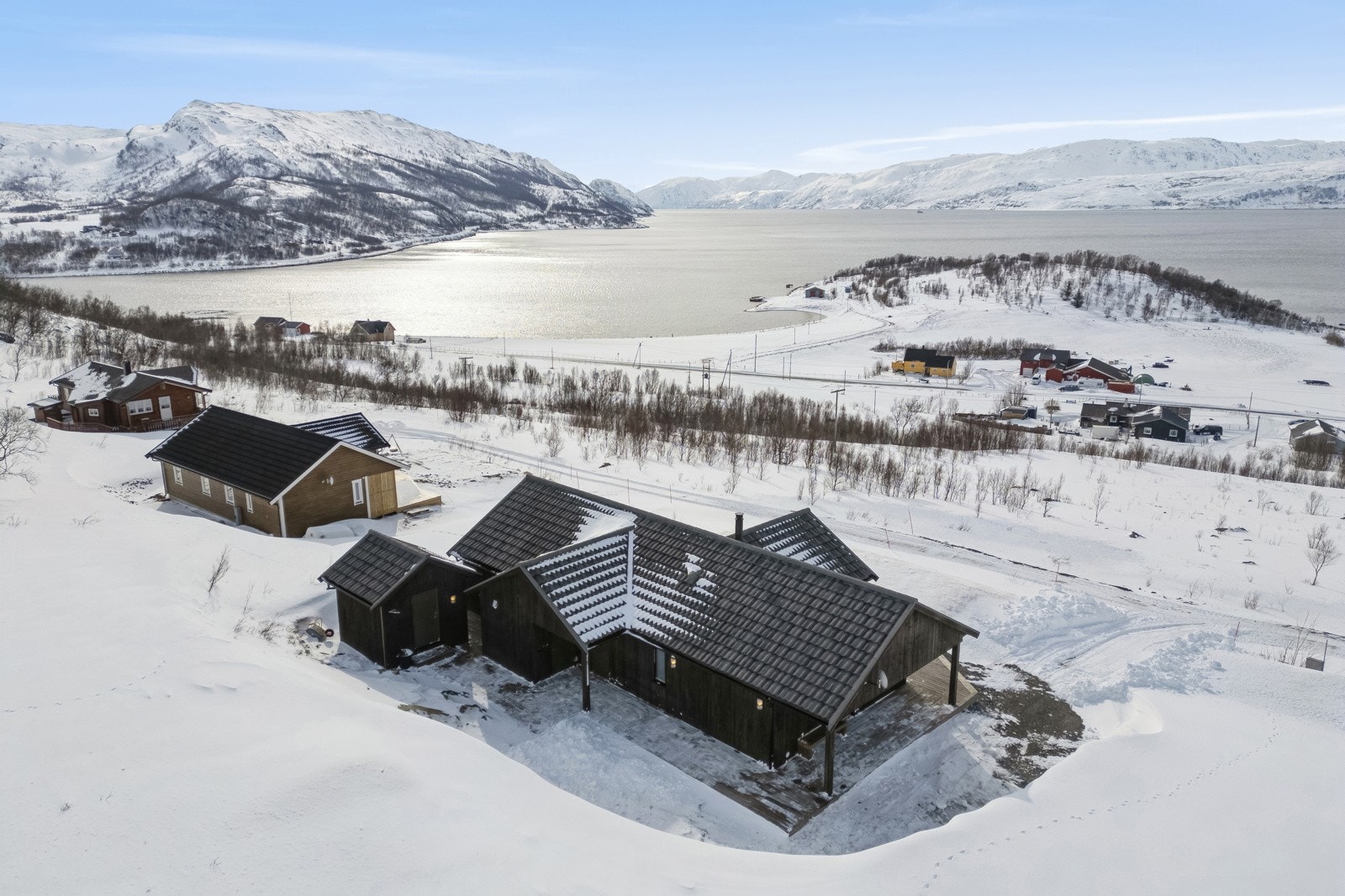 Eiendommen er idyllisk plassert på oversiden av hovedveien med en fantastisk utsikt. Det er kort avstand til flotte tur- og friluftsområder. Neverfjord og Kvalsund har også scooterløyper. Galleribilde