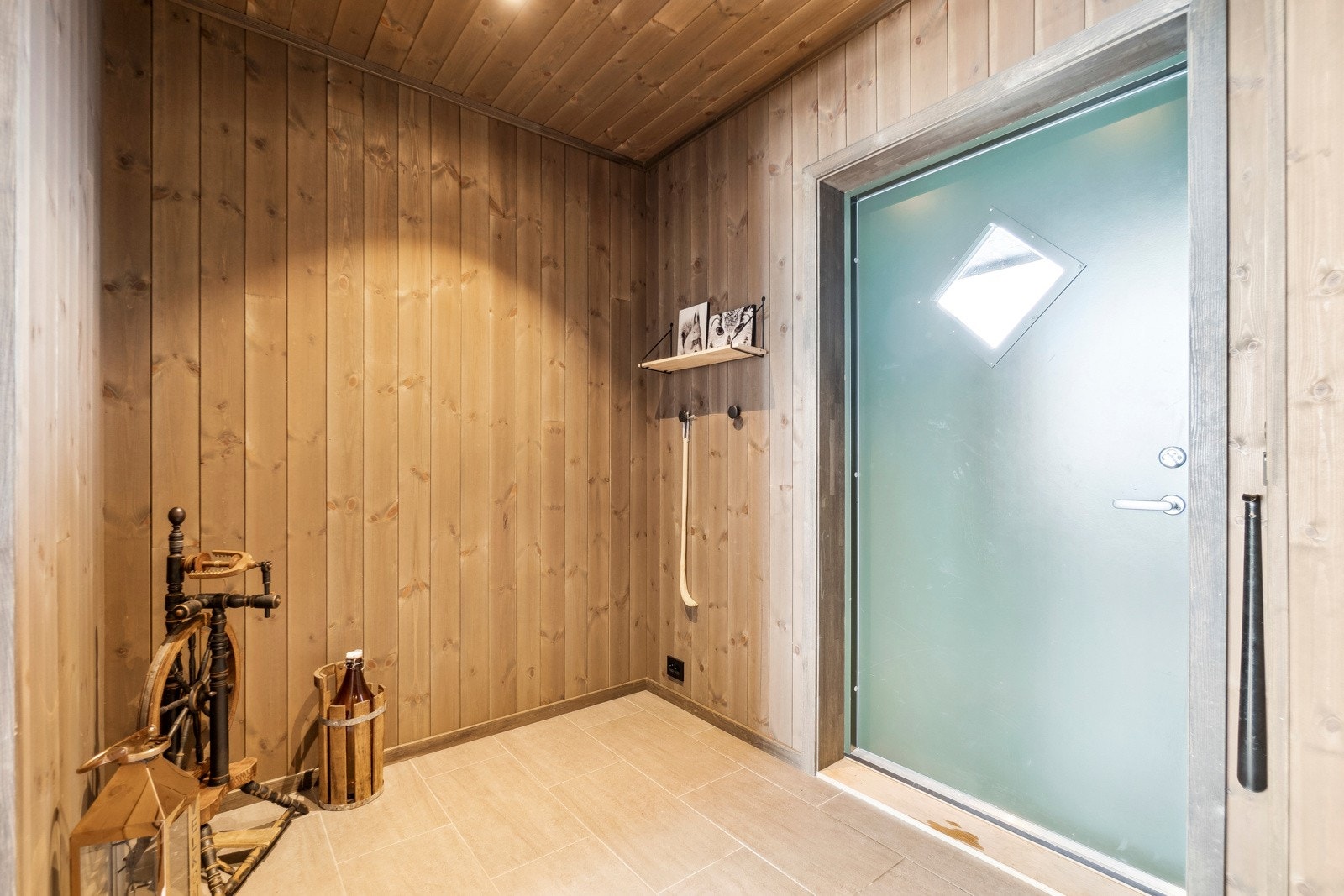 Entréen gir et godt førsteinntrykk hvor du har god plass til av-/påkledning samt ulike garderobeløsninger. Galleribilde