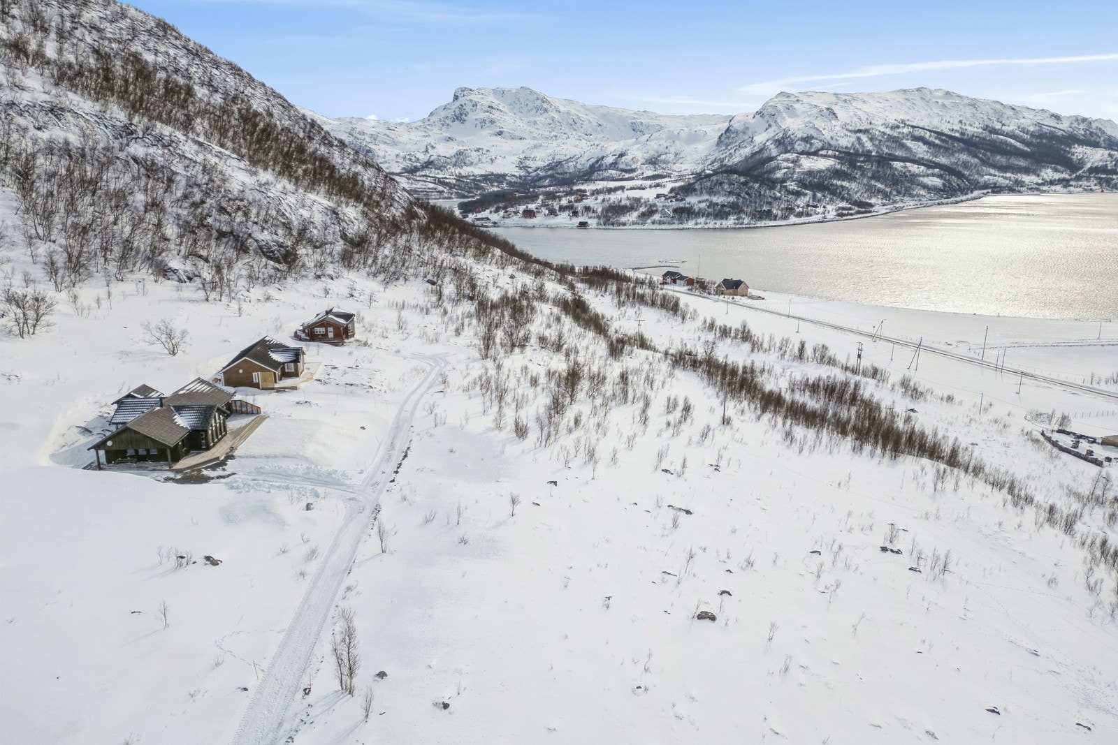 Med bil fra Neverfjord tar det ca. 40 min til Hammerfest og halvannen time til Alta. Galleribilde