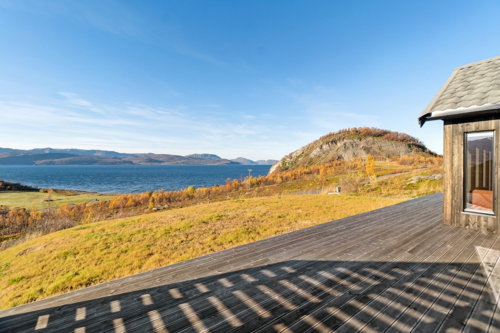 Terrasse i front med direkte adkomst fra flere rom. Galleribilde