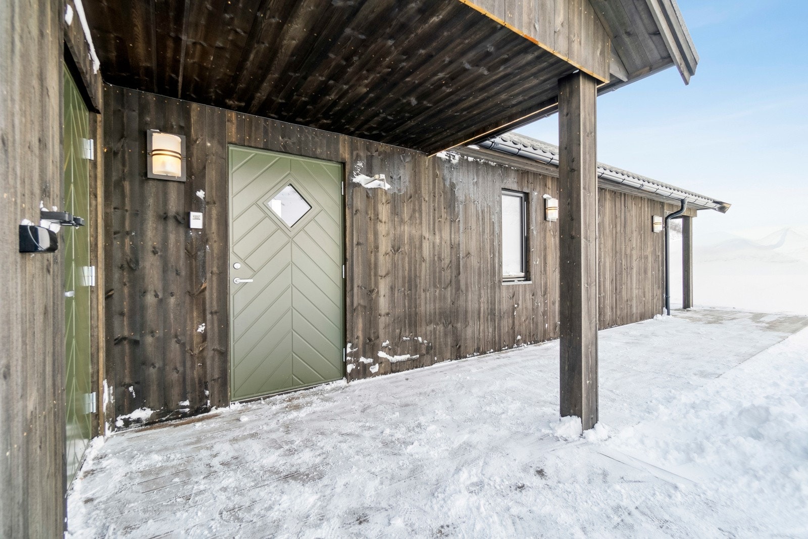 Like ved inngangspartiet er det en utebod samt en frittstående bod, slik at du har rikelig med oppbevaringsplass. Galleribilde