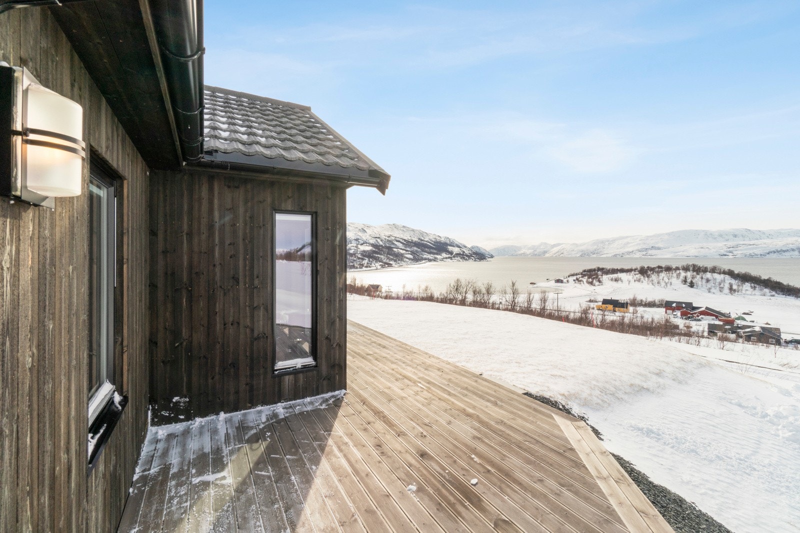 Terrassen gir deg flere muligheter til å skape trivelige uteseksjoner. Galleribilde