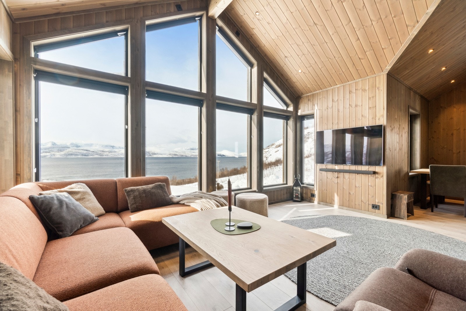 Stuen er i en åpen planløsning med kjøkkenet, og fremstår romslig og luftig takket være forhøyet takhøyde og store flotte vindusflater. Galleribilde