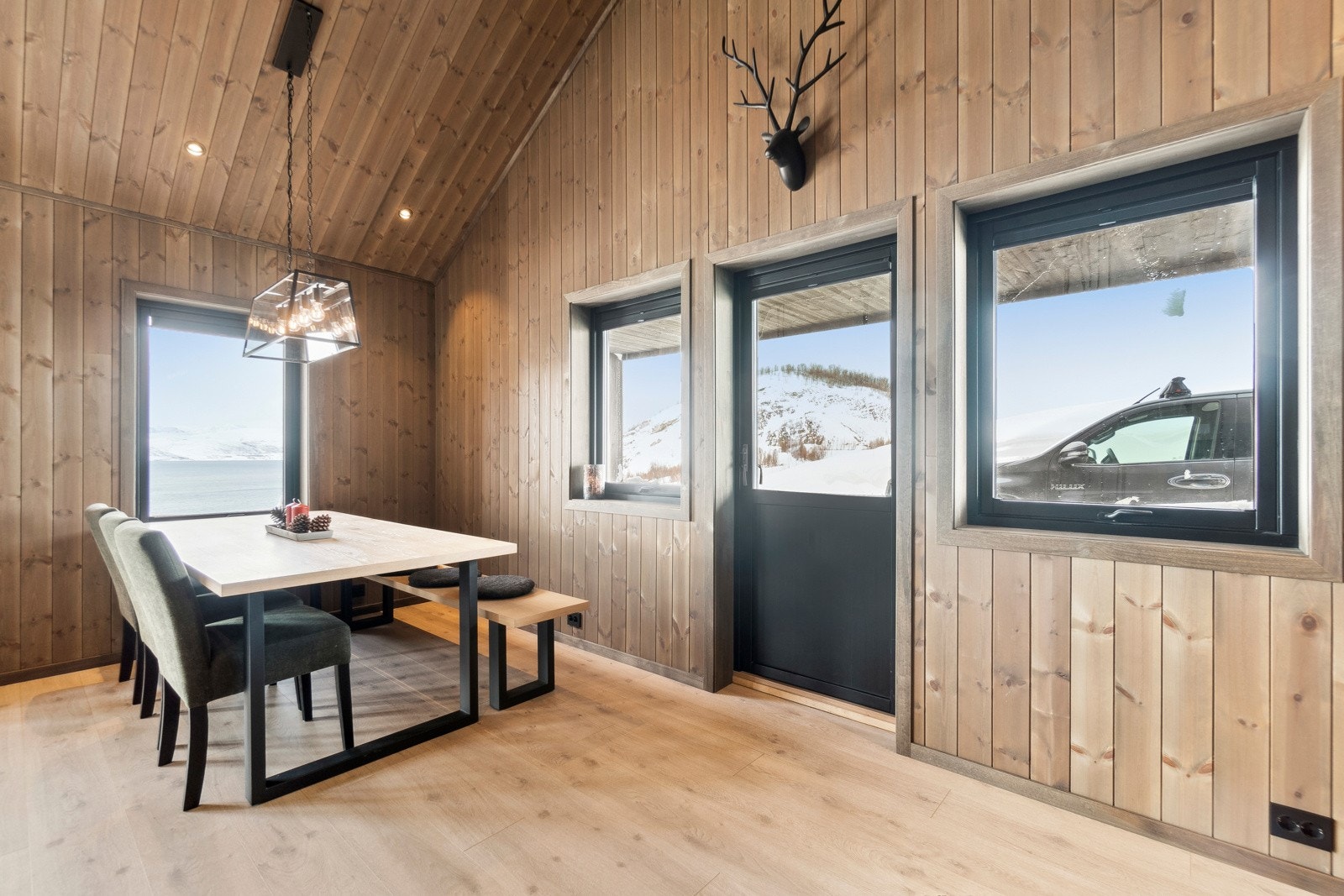 Mot kjøkkenet får du fint plass til en spisestuedel, samt adkomst til terrassen. Galleribilde
