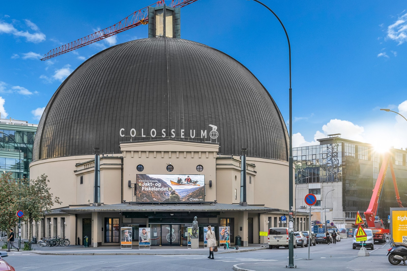 På Colosseum Kino får du med deg de nyeste filmene, mens Deichmanske bibliotek og Litteraturhuset tilbyr et bredt spekter av kulturelle aktiviteter som foredrag og høytlesning. Galleribilde