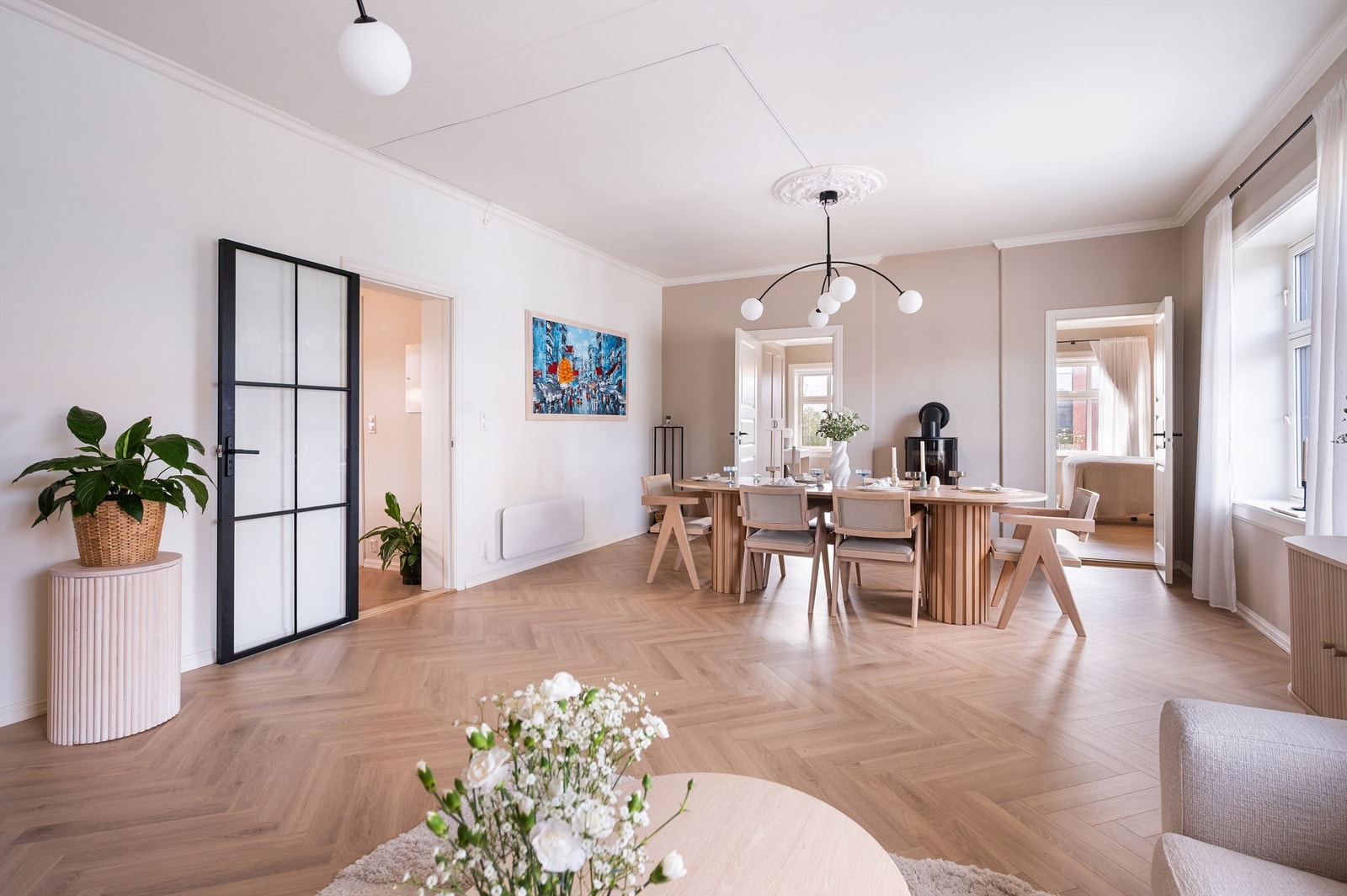 Stuen har også en naturlig plass for å innrede med et spisebord med god plass til å invitere på middagsselskaper. Galleribilde